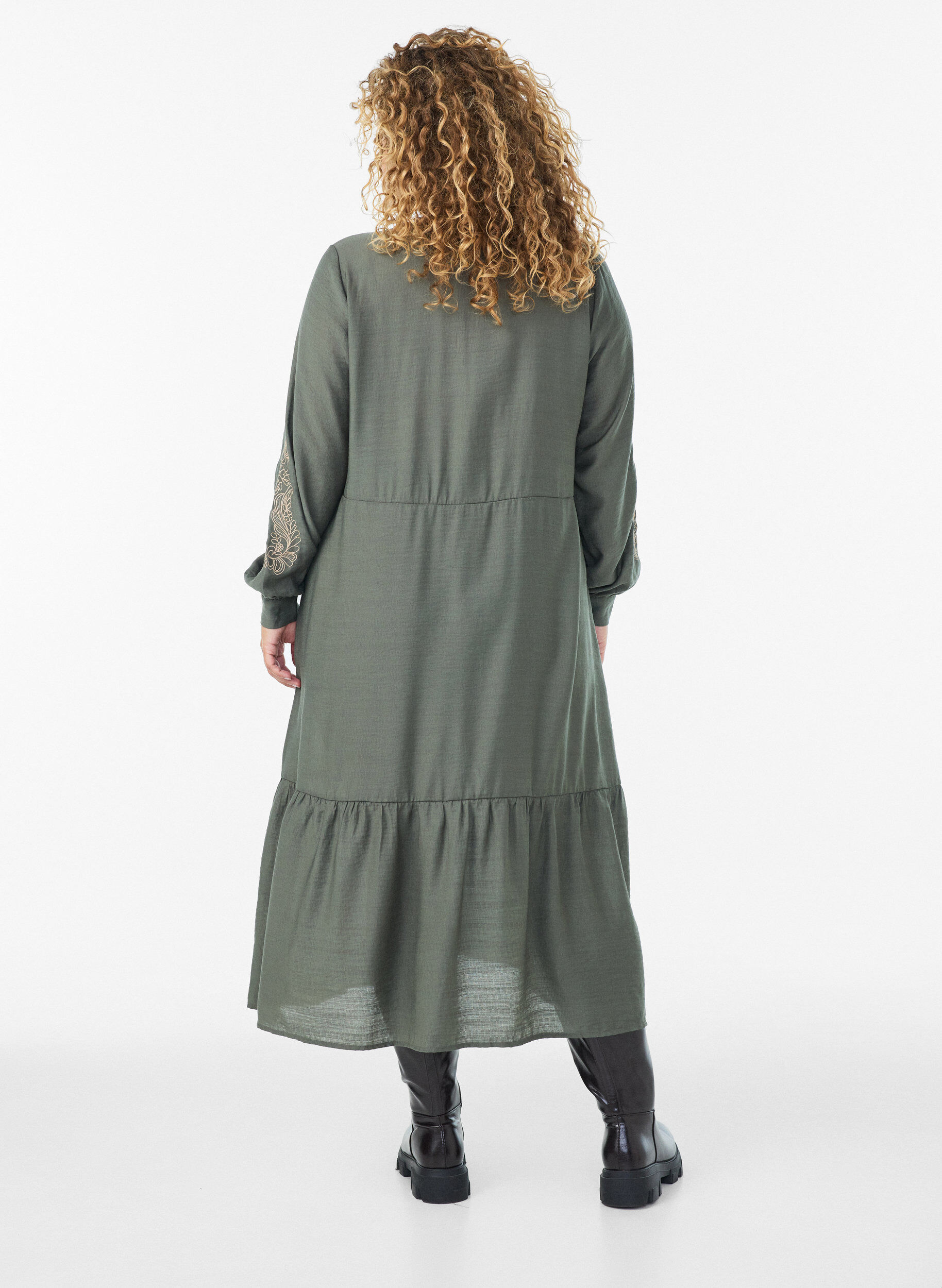 ZizziKl&auml;nning i viskos med broderi och volanger i lager, Gr&ouml;n, Model image number 1