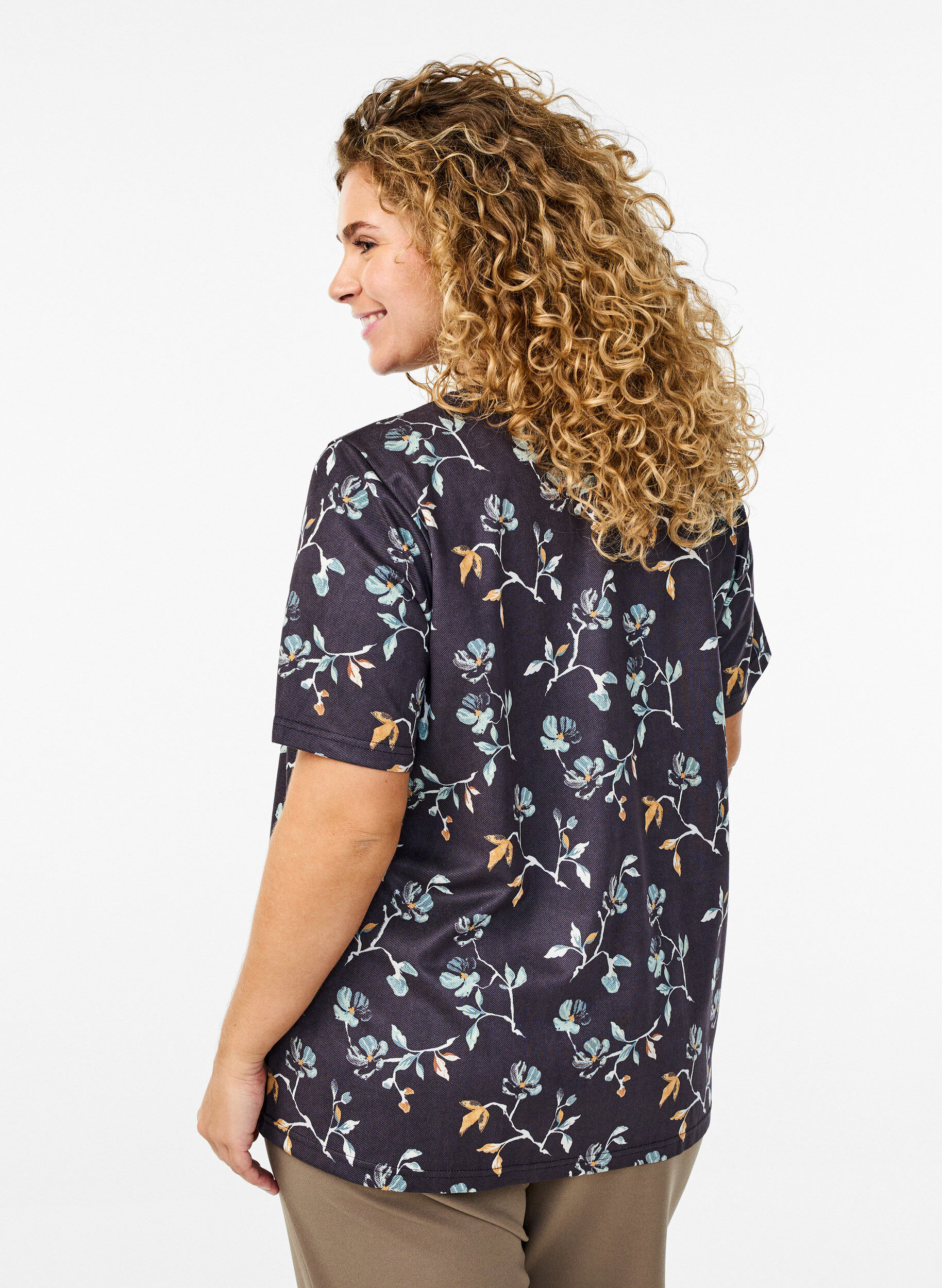 Zizzi FLASH - T-shirt med blommigt tryck, Svart, Model image number 2
