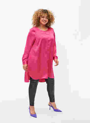Lång skinande skjorta med slits, Pink Flambé, Model image number 2