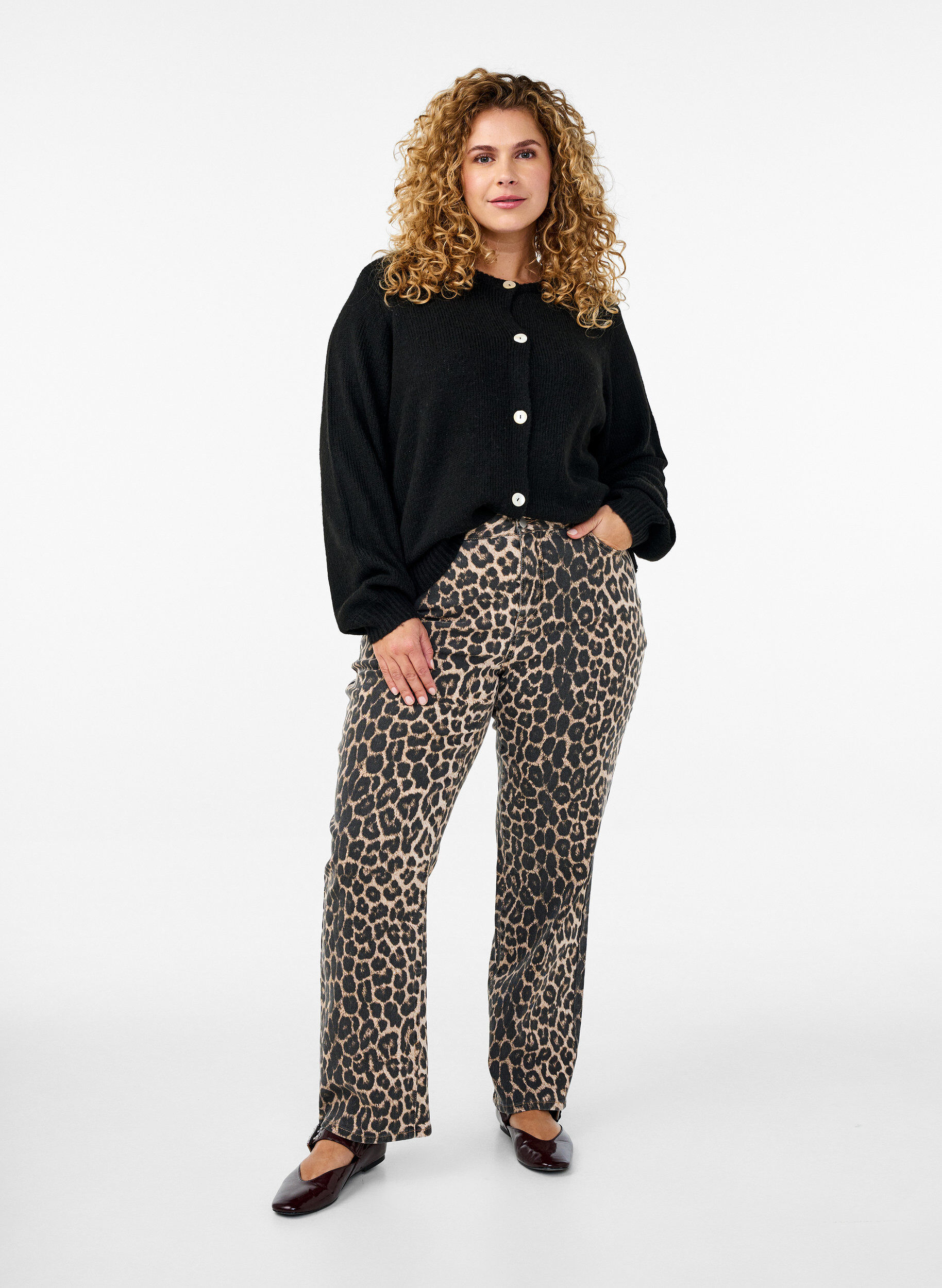 Jeans med leopardm&ouml;nster i rak passform, Brun, Model