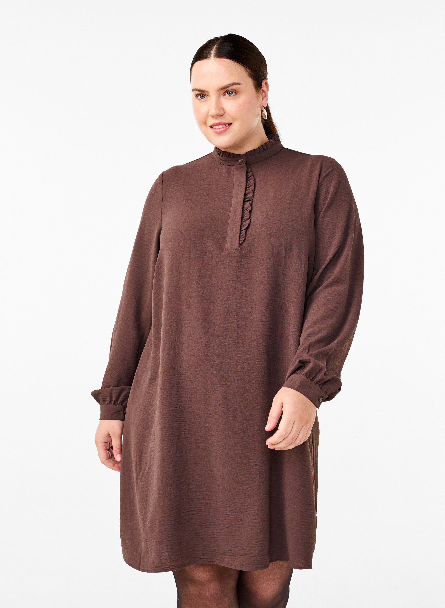 Zizzi L&aring;ng&auml;rmad kl&auml;nning med volangdetalj, Chocolate Martini, Model image number 0