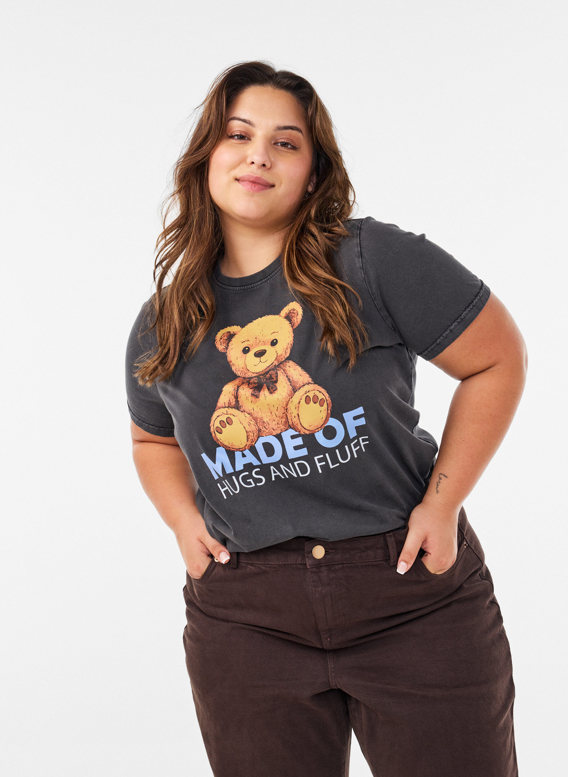 T-shirt i ekologisk bomull med grafiskt tryck, Svart, Model