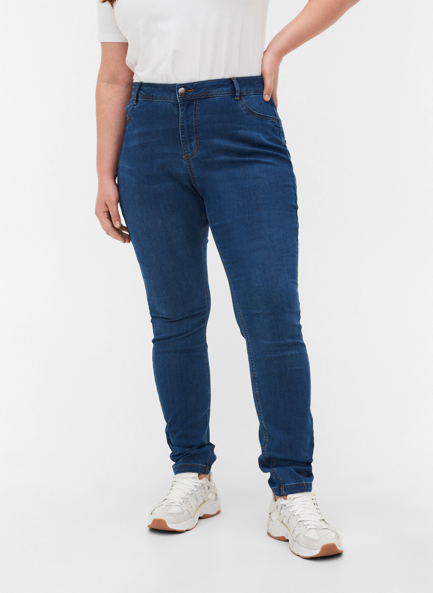 Zizzi Extra slim Amy jeans med h&ouml;g midja, Bl&aring;, Model image number 4