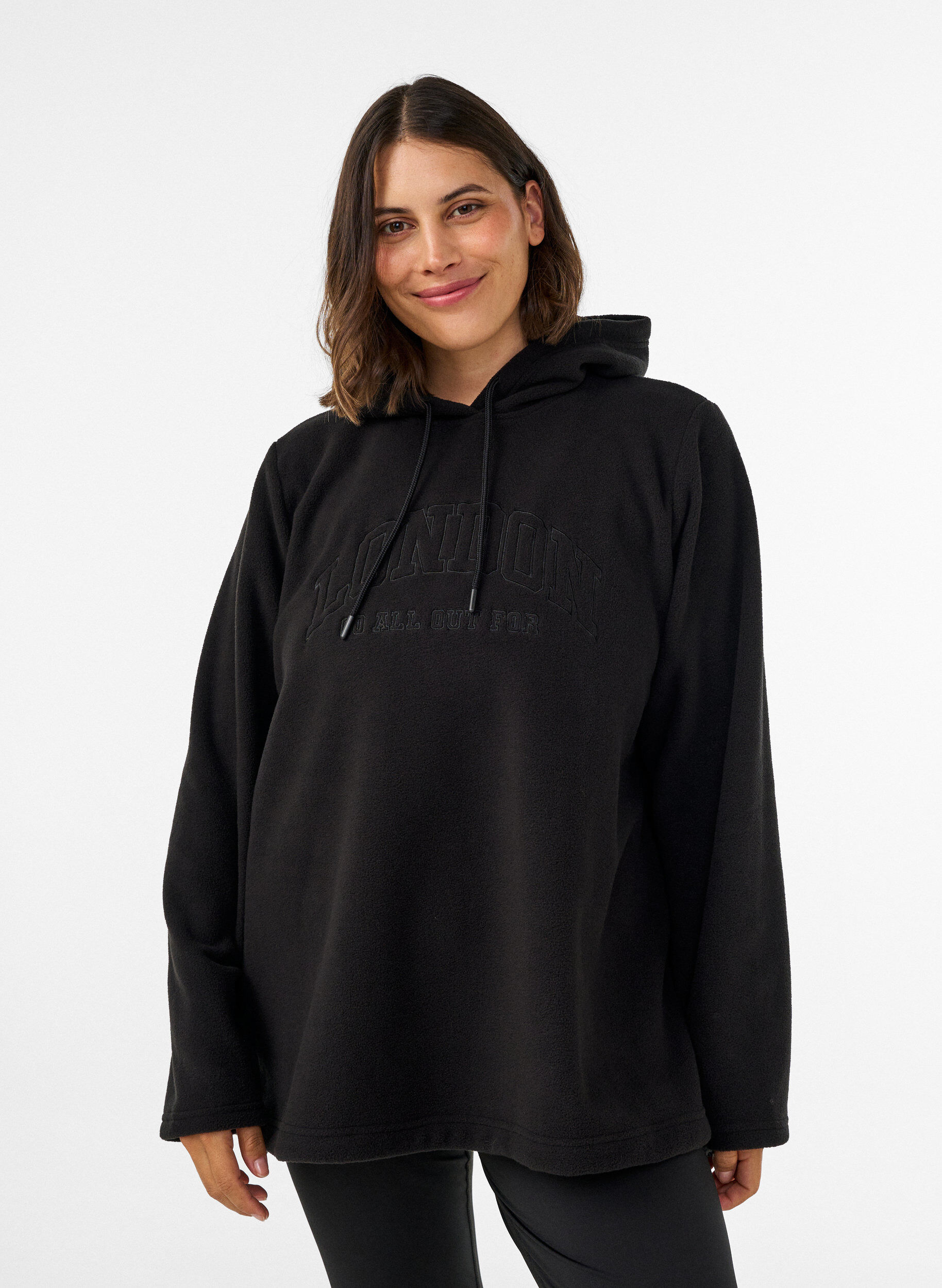 Huvtr&ouml;ja i fleece med h&ouml;g hals och broderad text, Svart, Model