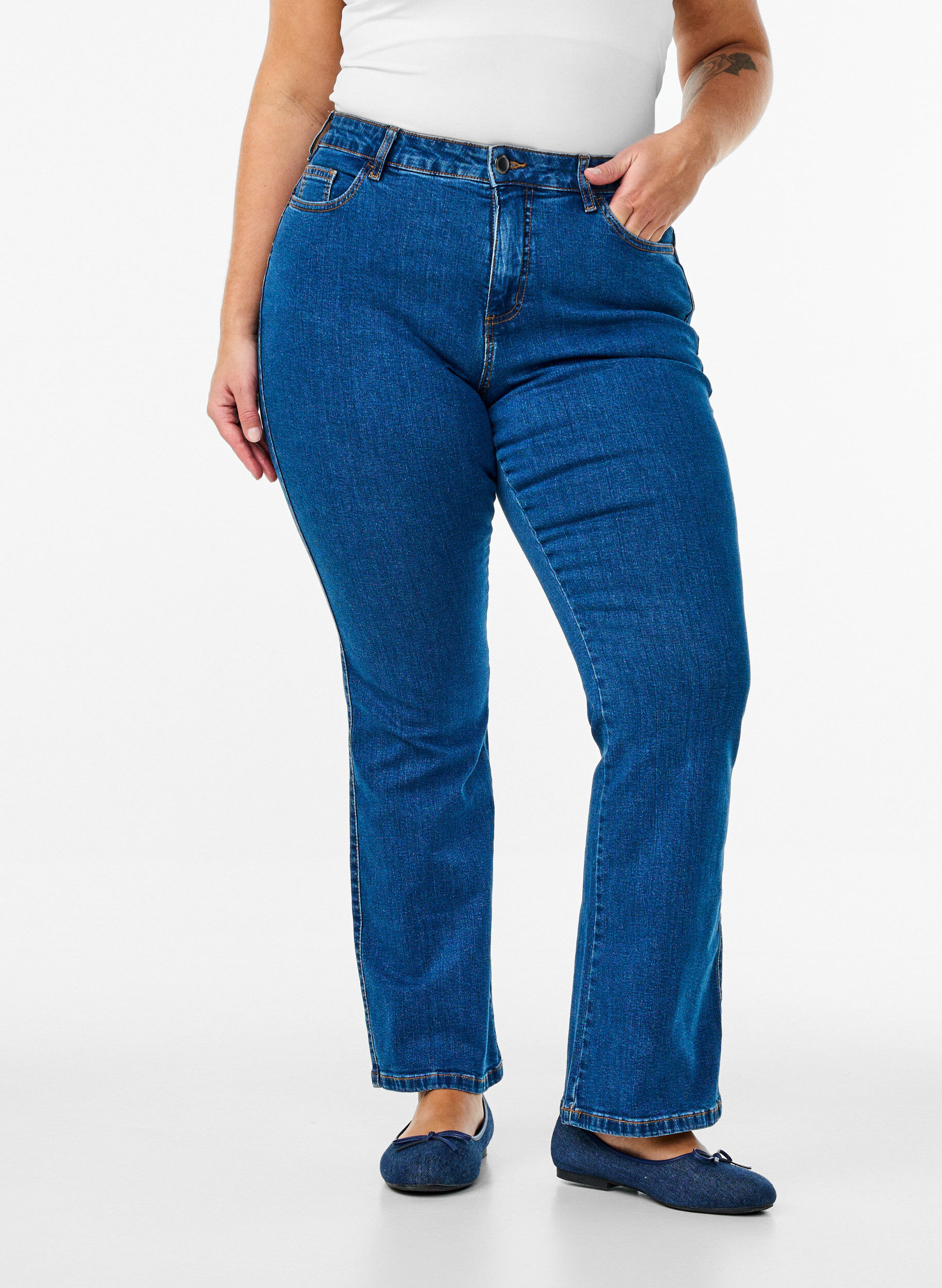 Zizzi Ellen bootcut-jeans med h&ouml;g midja, Bl&aring;, Model image number 2