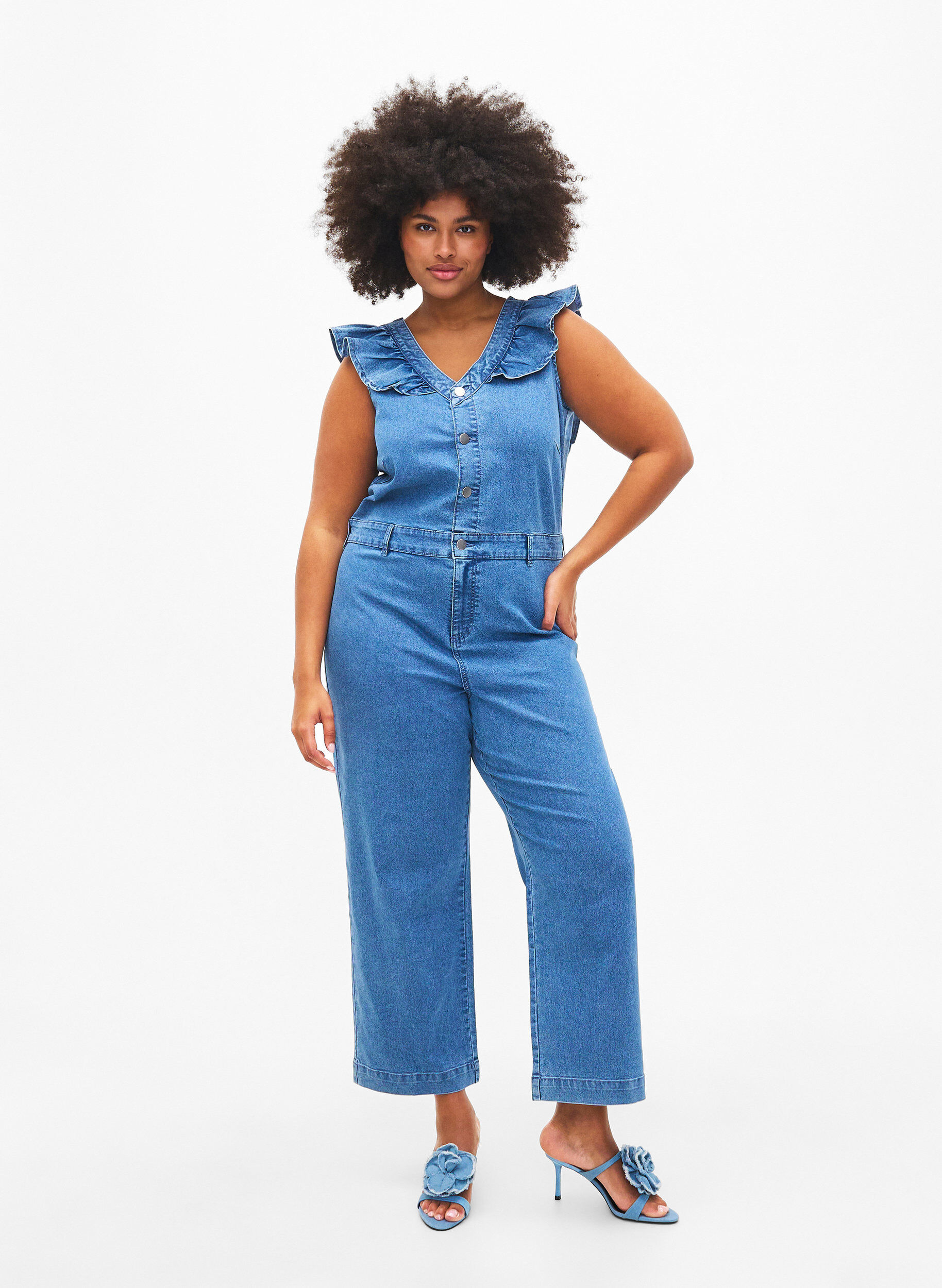 Zizzi Byxdress i denim med volanger, Light Blue Denim, Model image number 0