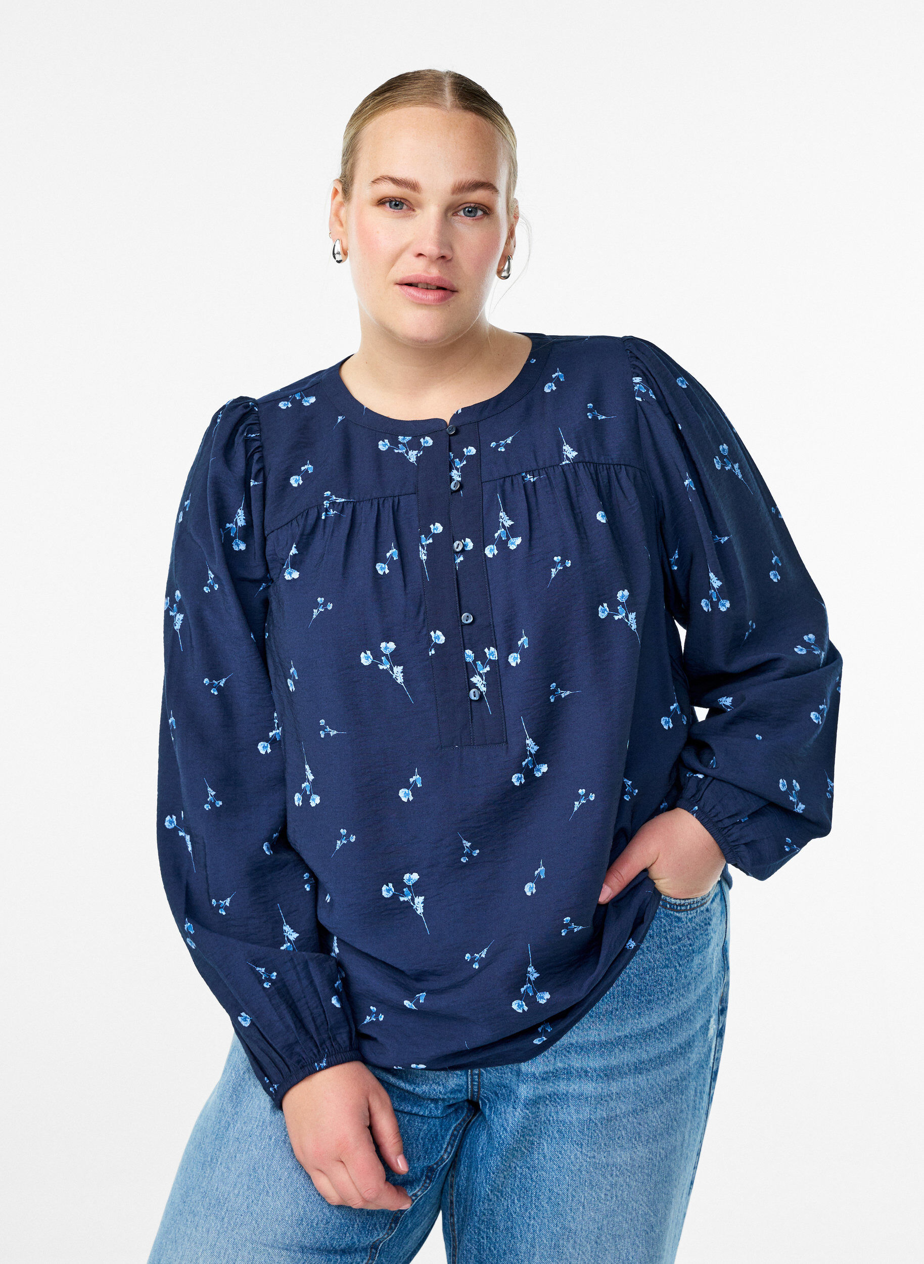 Blus med kn&auml;ppning och sm&aring; blommor, Bl&aring;, Model