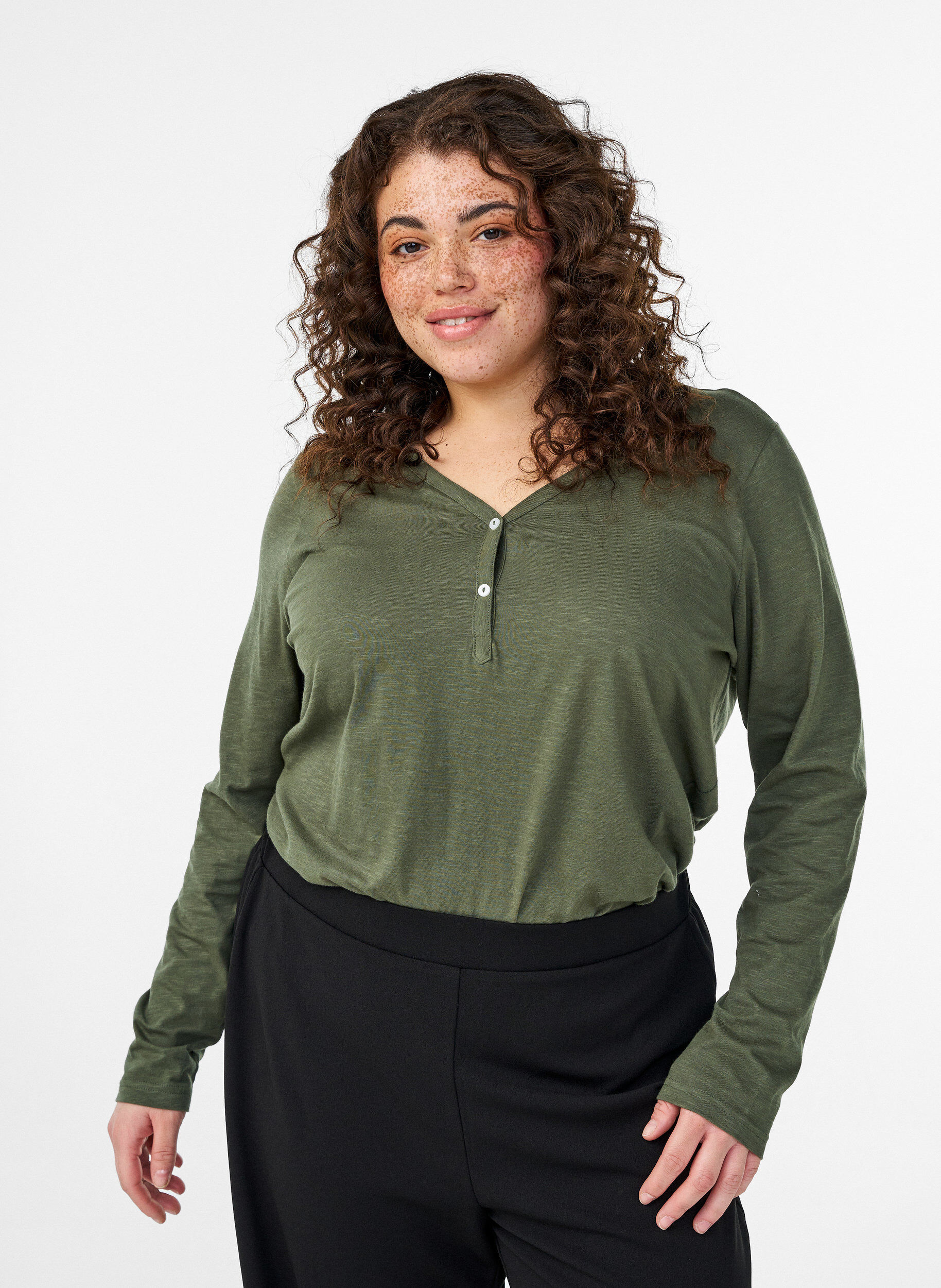 L&aring;ng&auml;rmad t-shirt med v-ringning och knappar, Gr&ouml;n, Model