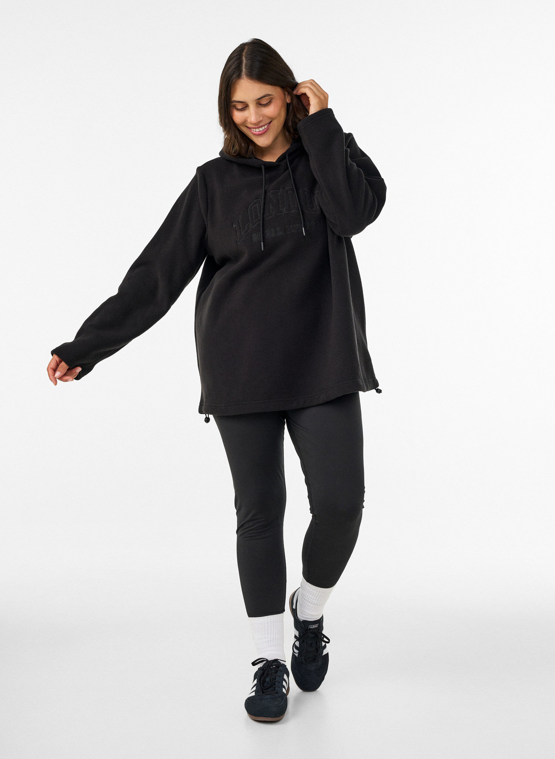 ZizziHuvtr&ouml;ja i fleece med h&ouml;g hals och broderad text, Svart, Model image number 1