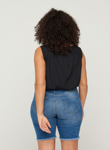 Jeansshorts i tajt modell med råa kanter, Dark blue denim, Model image number 1