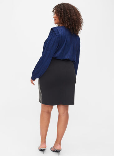 Kroppsnära kjol med läderimitation, Black, Model image number 1