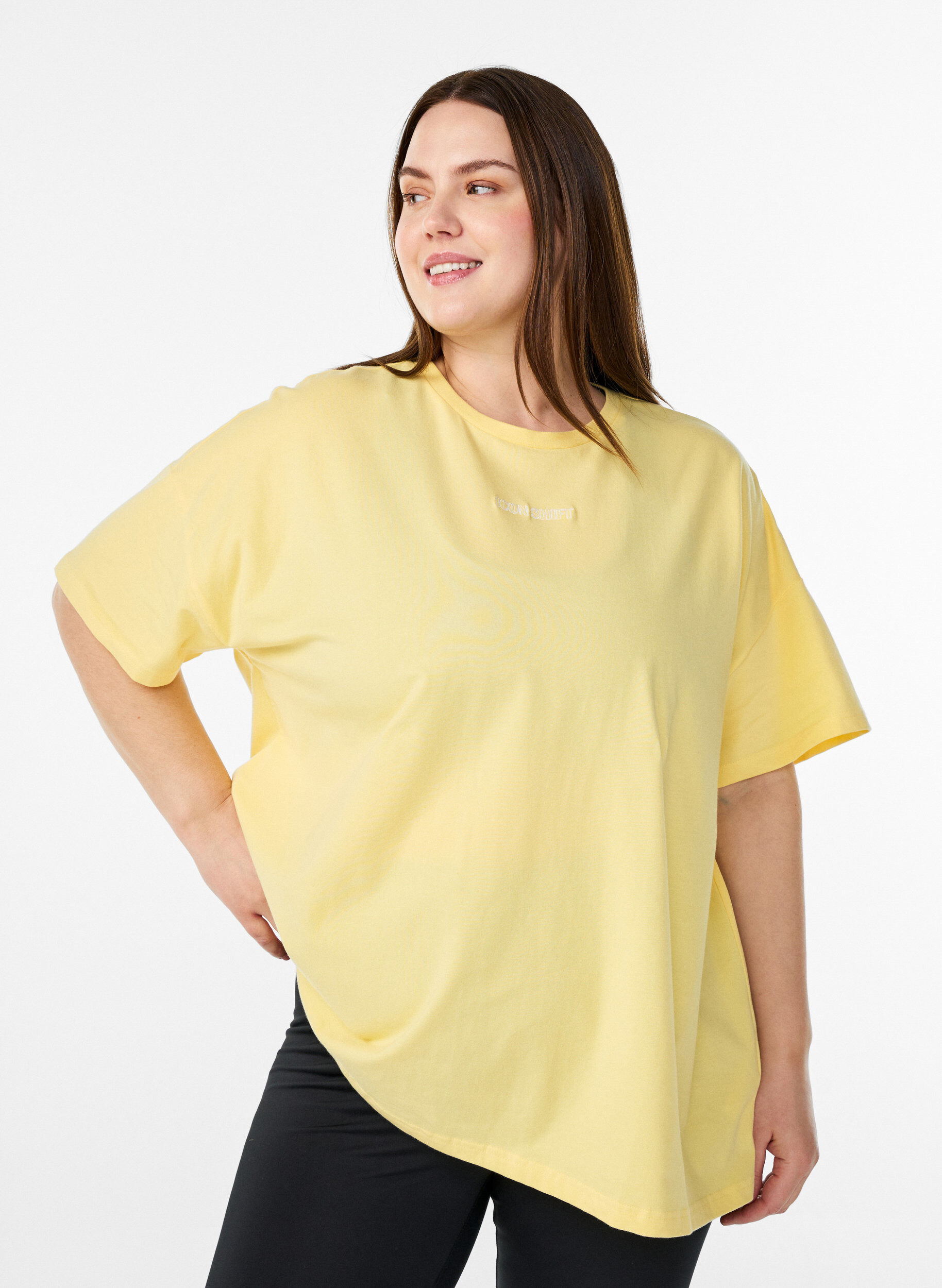 T-shirt i ekologisk bomull med ett litet motiv framtill, Gul, Model
