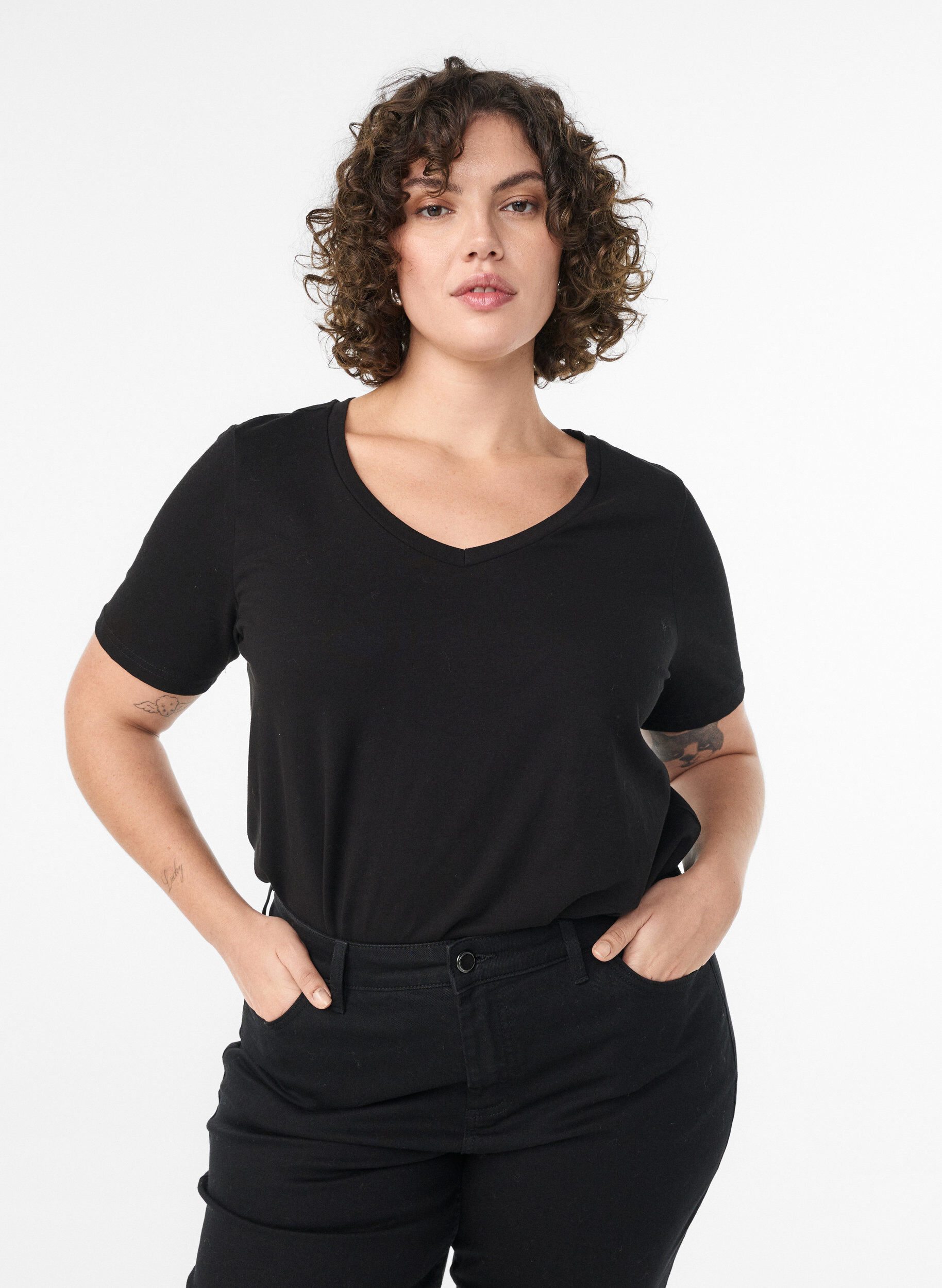 Enf&auml;rgad t-shirt i bomull, Svart, Model