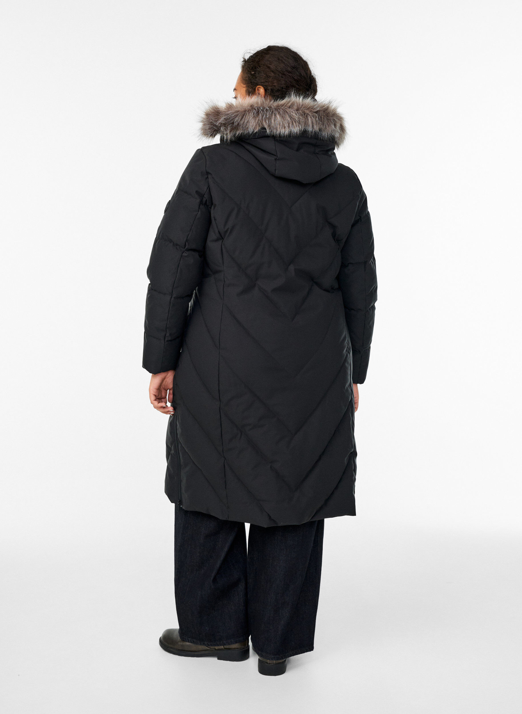 ZizziL&aring;ng vinterkappa med hyskkn&auml;ppning och krage i fuskp&auml;ls, Svart, Model image number 2