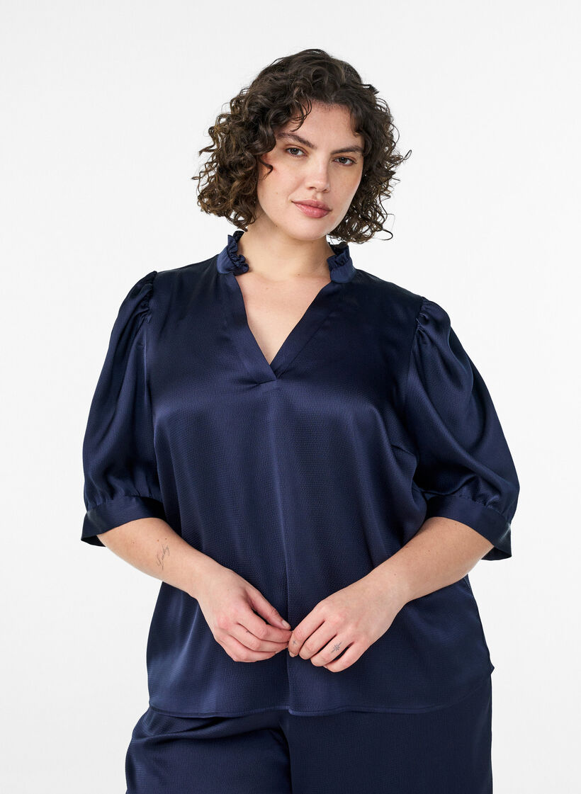 Blus i satinlook med halvl&aring;nga &auml;rmar och volangkrage, Bl&aring;, Model image number 0