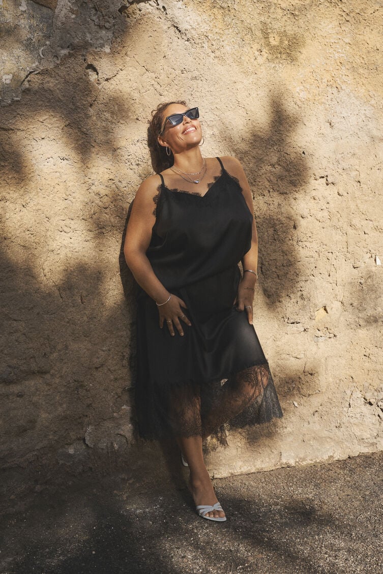 Satinlook med spetskant, , Model