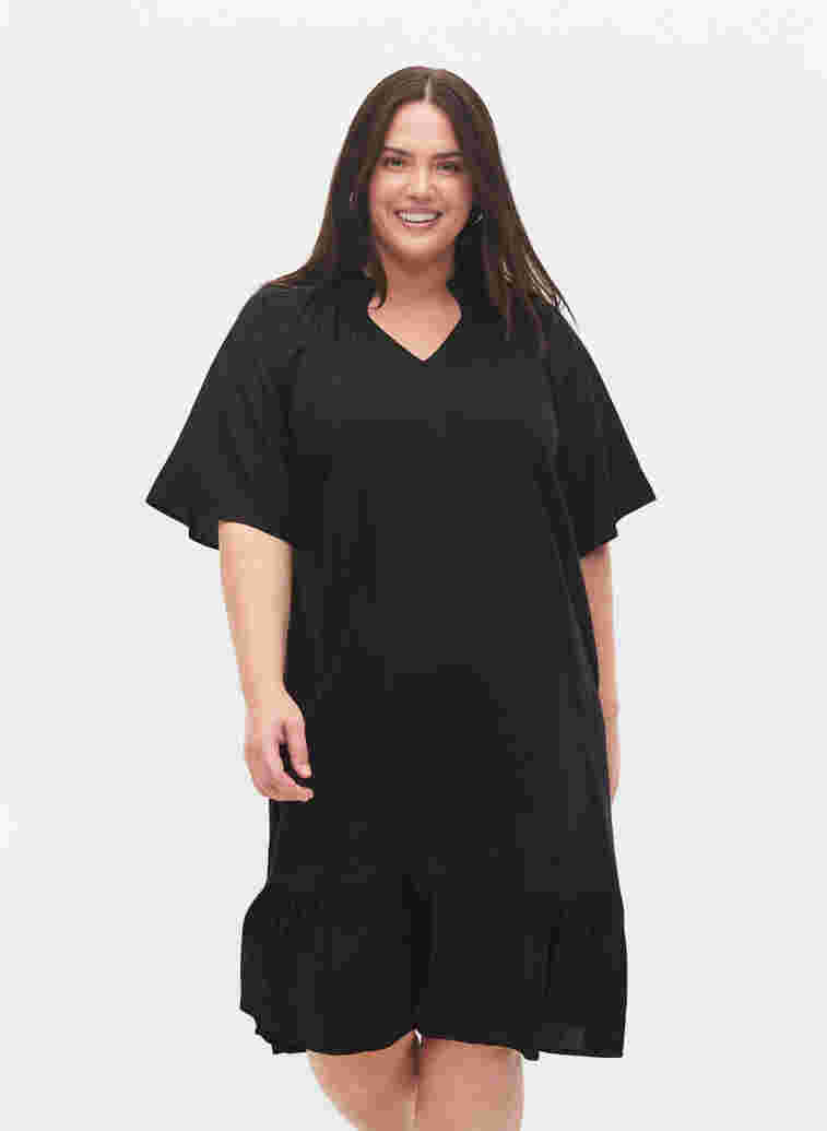Kortärmad klänning i viskos med v-ringning, Black, Model image number 0