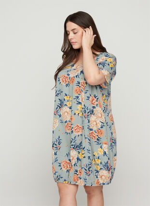 Kortärmad viskosklänning med mönster, Light Blue Flower, Model image number 0
