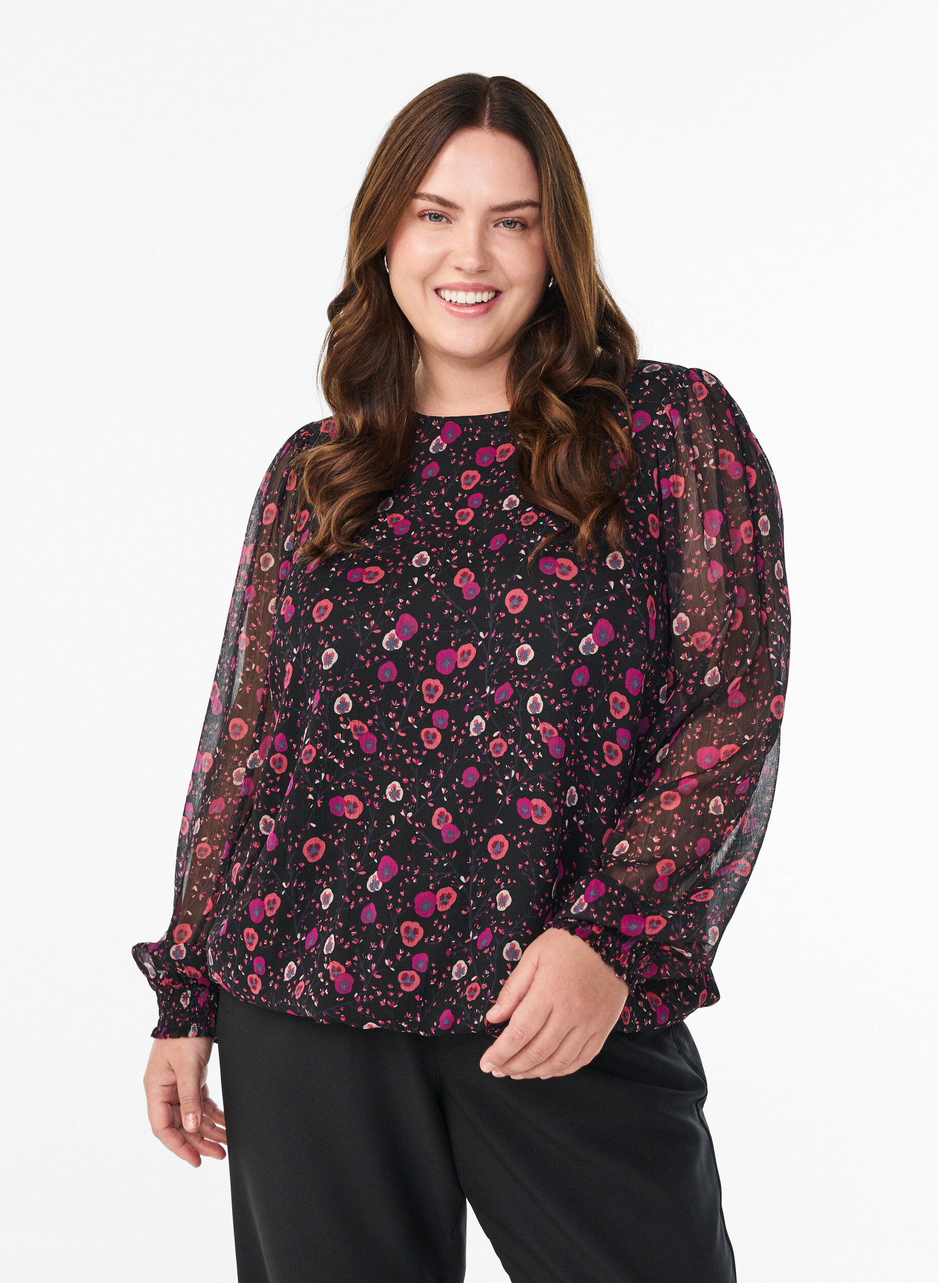 Blommig blus i chiffong med genomskinliga &auml;rmar, Svart, Model