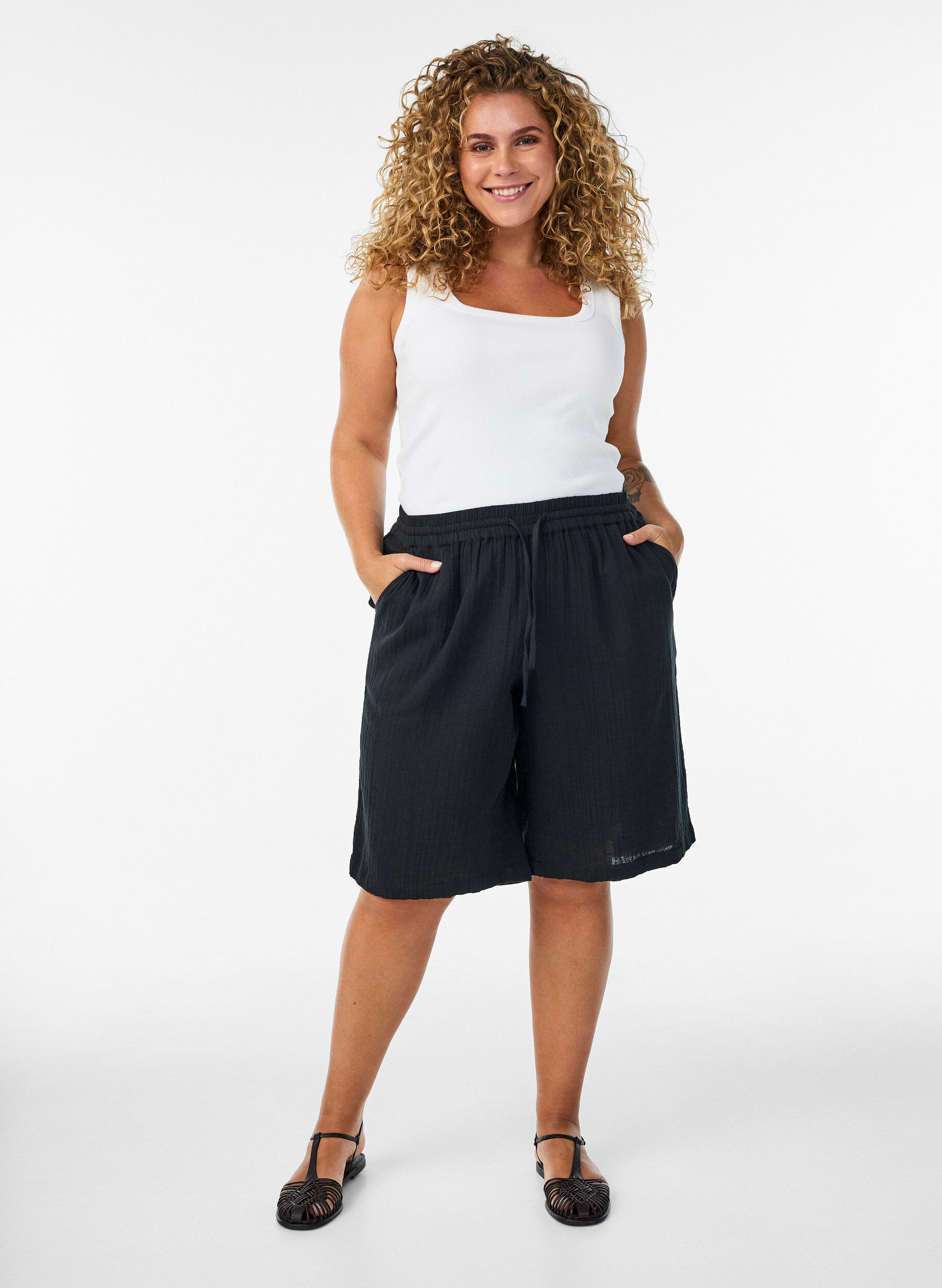ZizziL&ouml;sa shorts i bomullsmuslin med h&ouml;g midja, Svart, Model image number 1