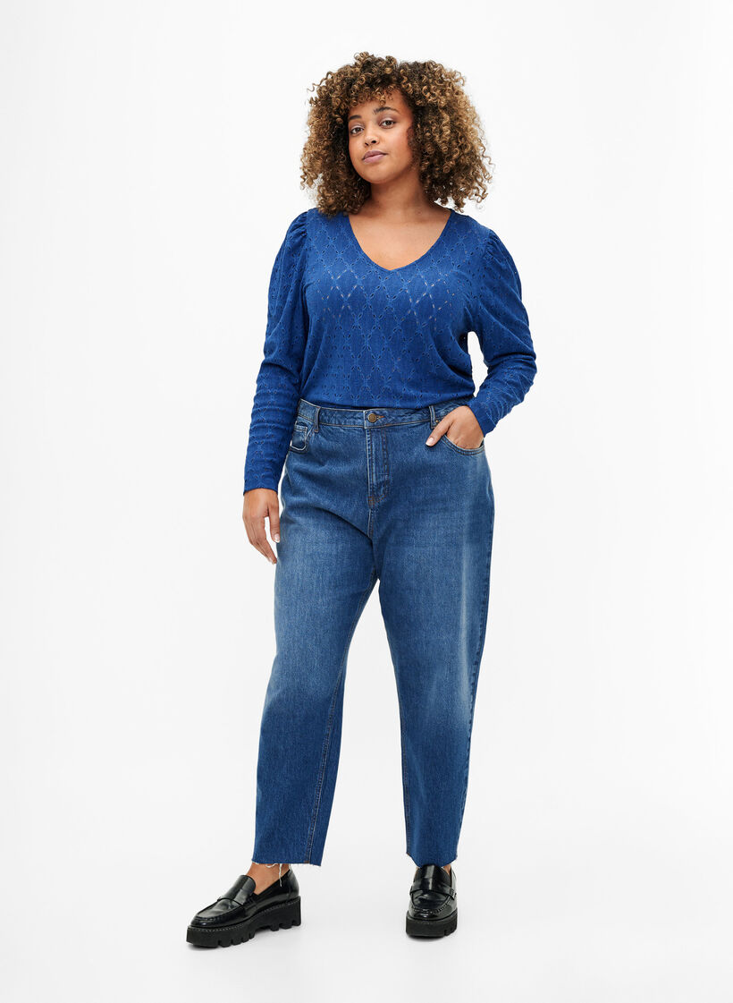 Blus med V-ringning och hålmönster, Limoges, Model image number 2