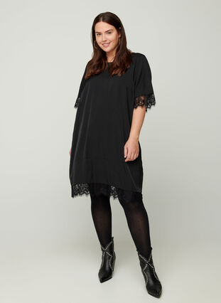 Kortärmad klänning med spetsdetaljer, Black, Model image number 2