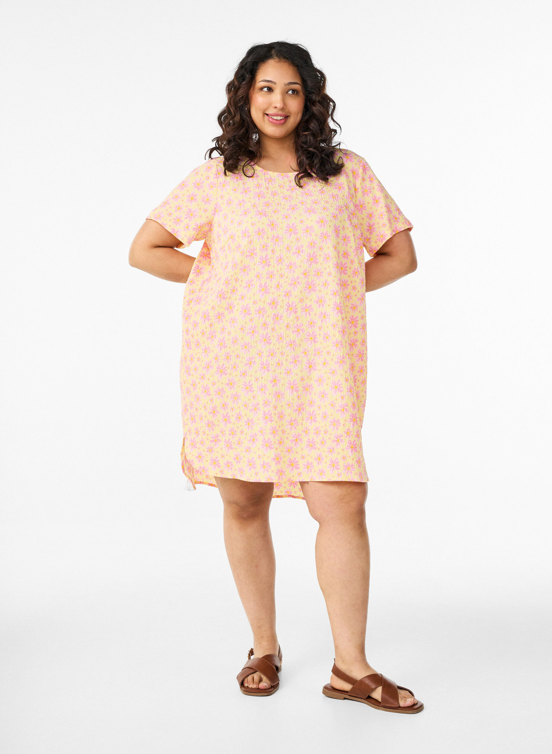 ZizziKort kl&auml;nning med krinklad textur och korta &auml;rmar, Gul, Model image number 1