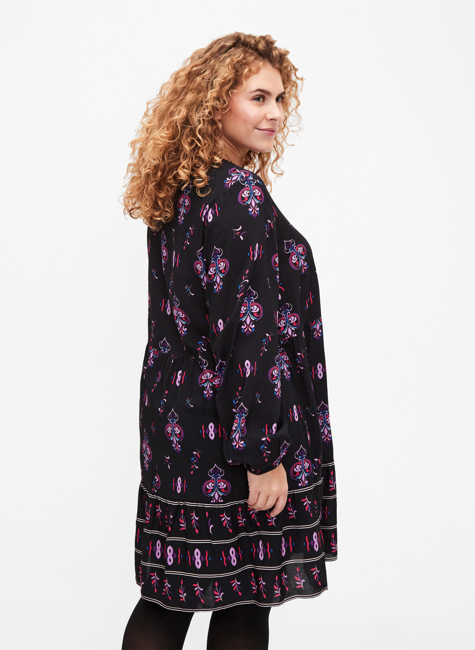 Zizzi L&aring;ng&auml;rmad viskoskl&auml;nning med tryck, Black Pink AOP, Model image number 1