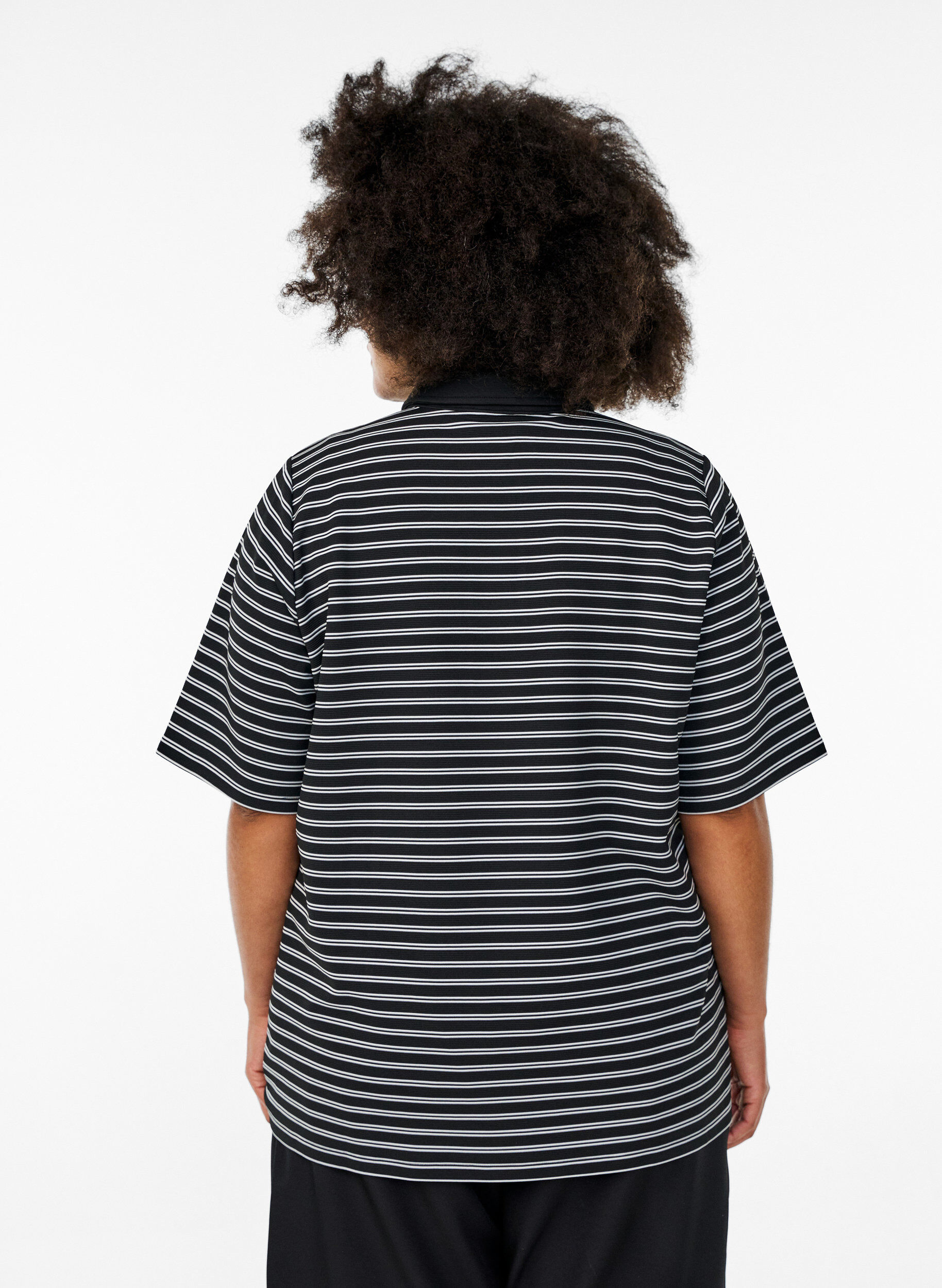 Zizzi Randig polotr&ouml;ja med korta &auml;rmar och dragkedja, Svart, Model image number 2