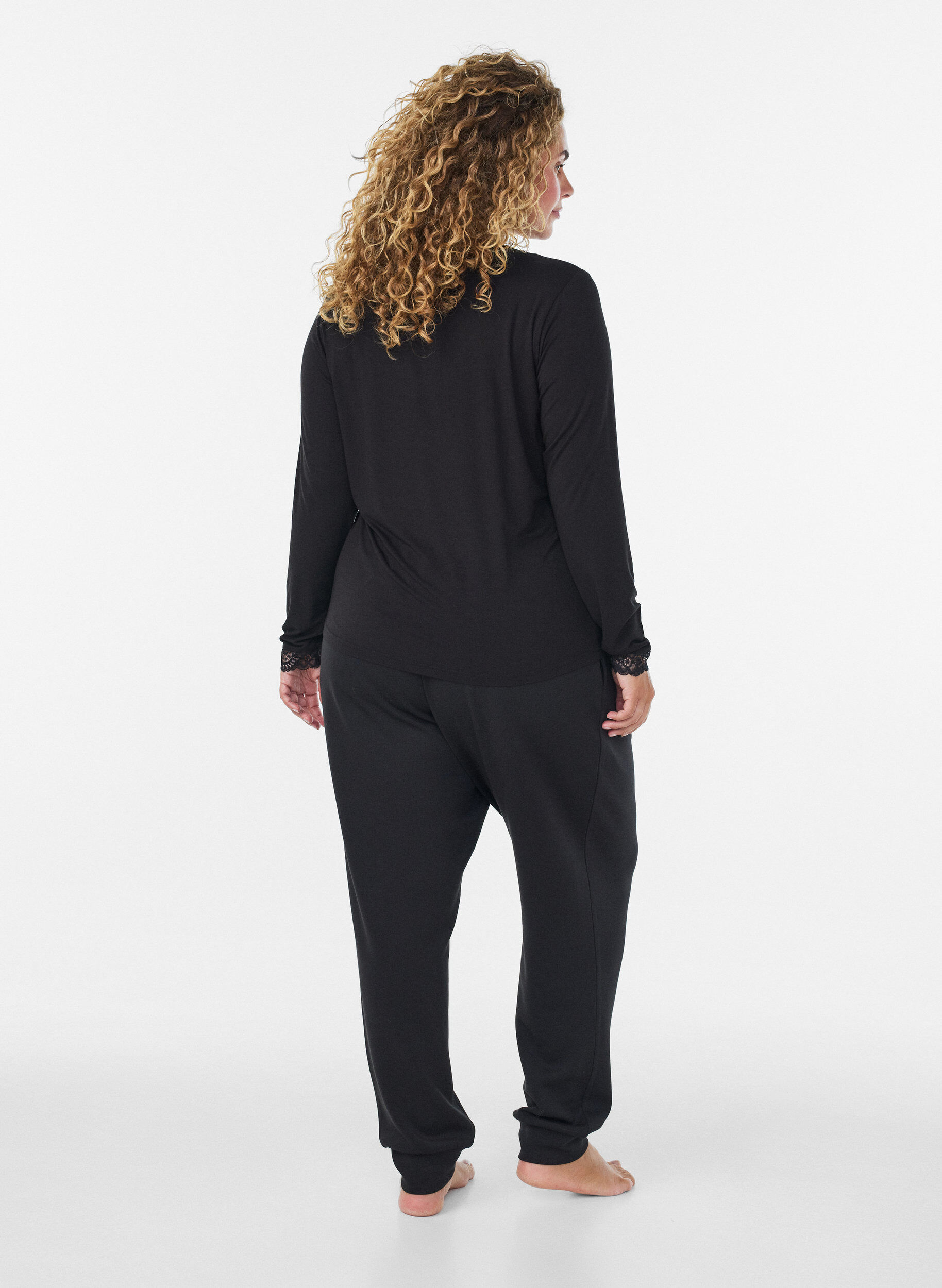 ZizziBlus i viskos med spetskant och v-ringning, Svart, Model image number 2