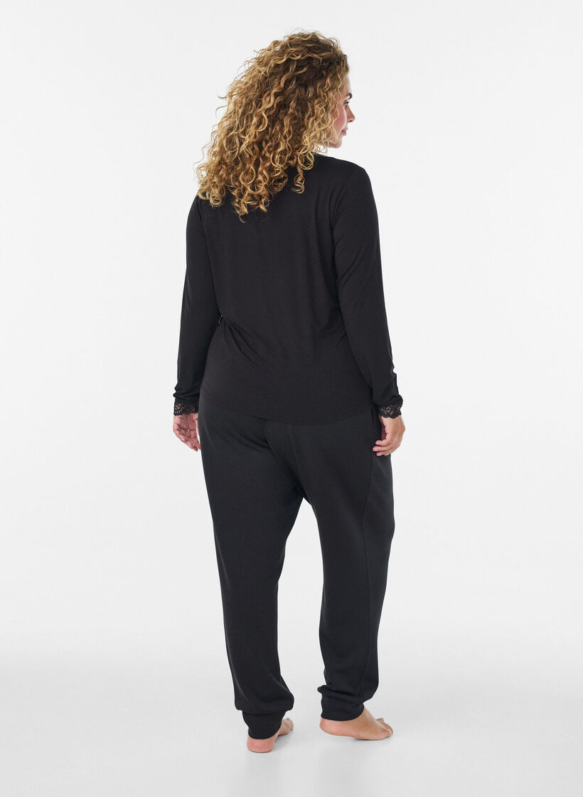 Blus i viskos med spetskant och v-ringning, Svart, Model image number 2