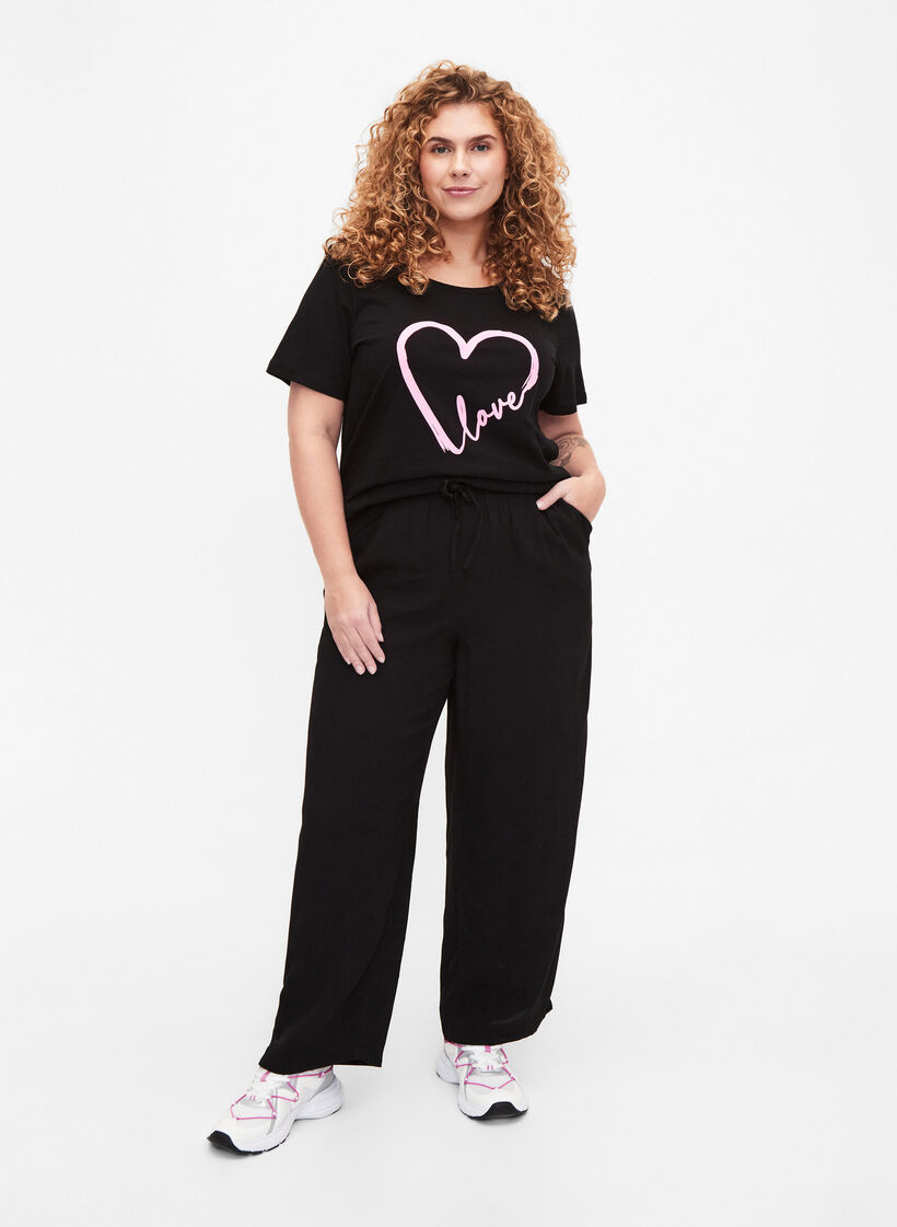 T-shirt i bomull med rund halsringning och tryck, Black W. Heart L., Model image number 2