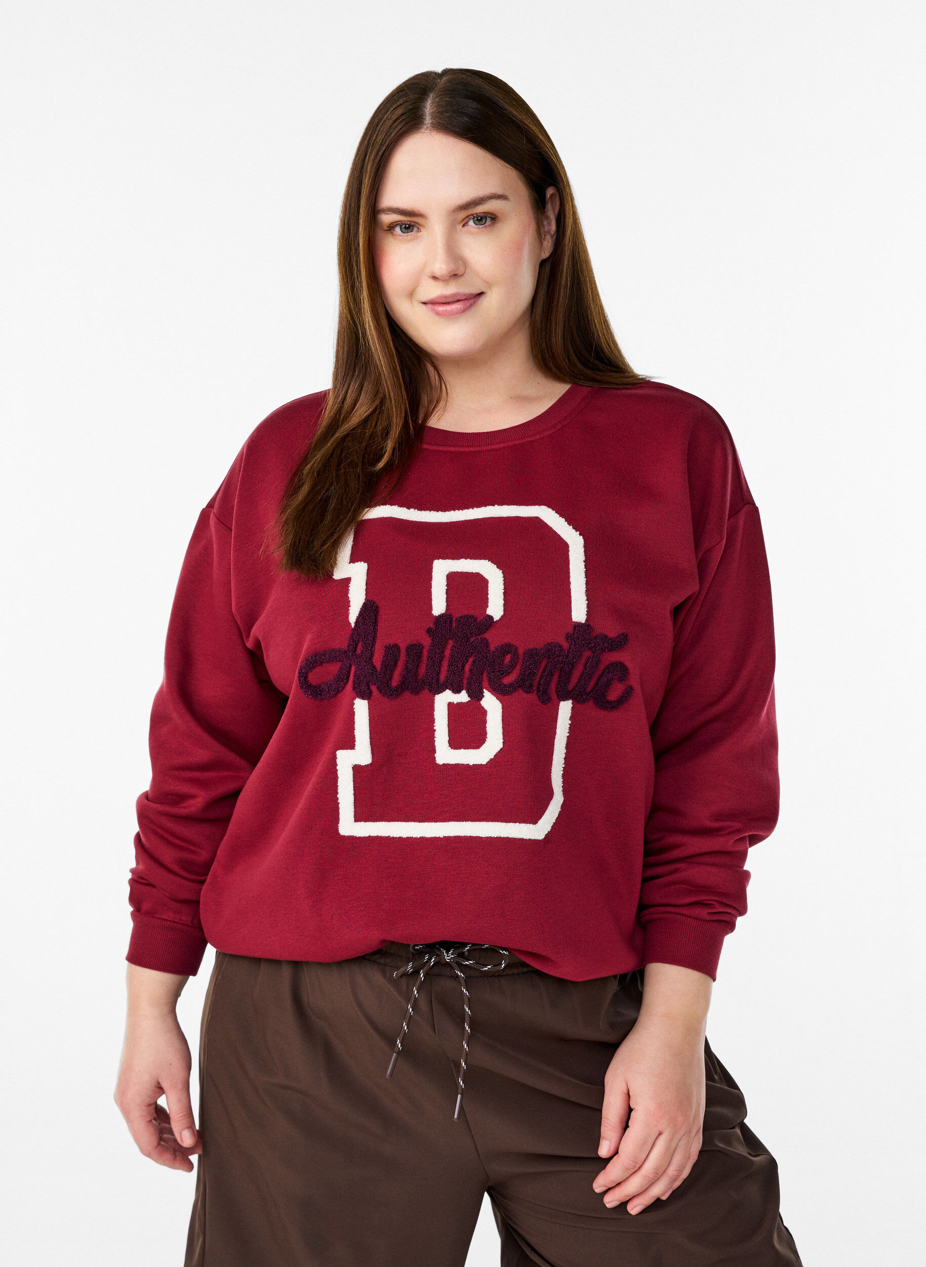 Sweatshirt med frott&eacute;text, M&ouml;rk Bordeaux, Model