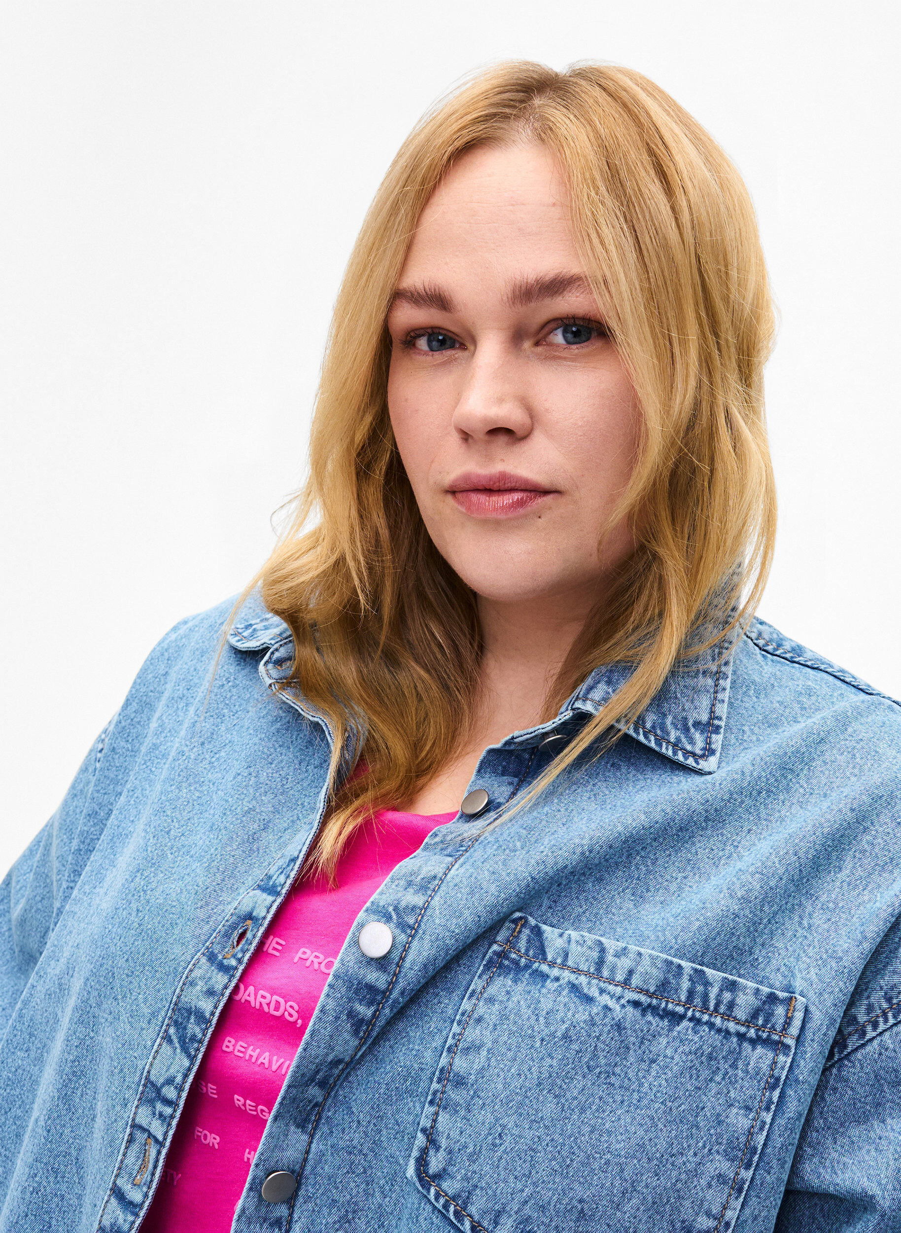 Zizzi L&ouml;s jeansskjorta med br&ouml;stficka, Light blue denim, Model image number 2