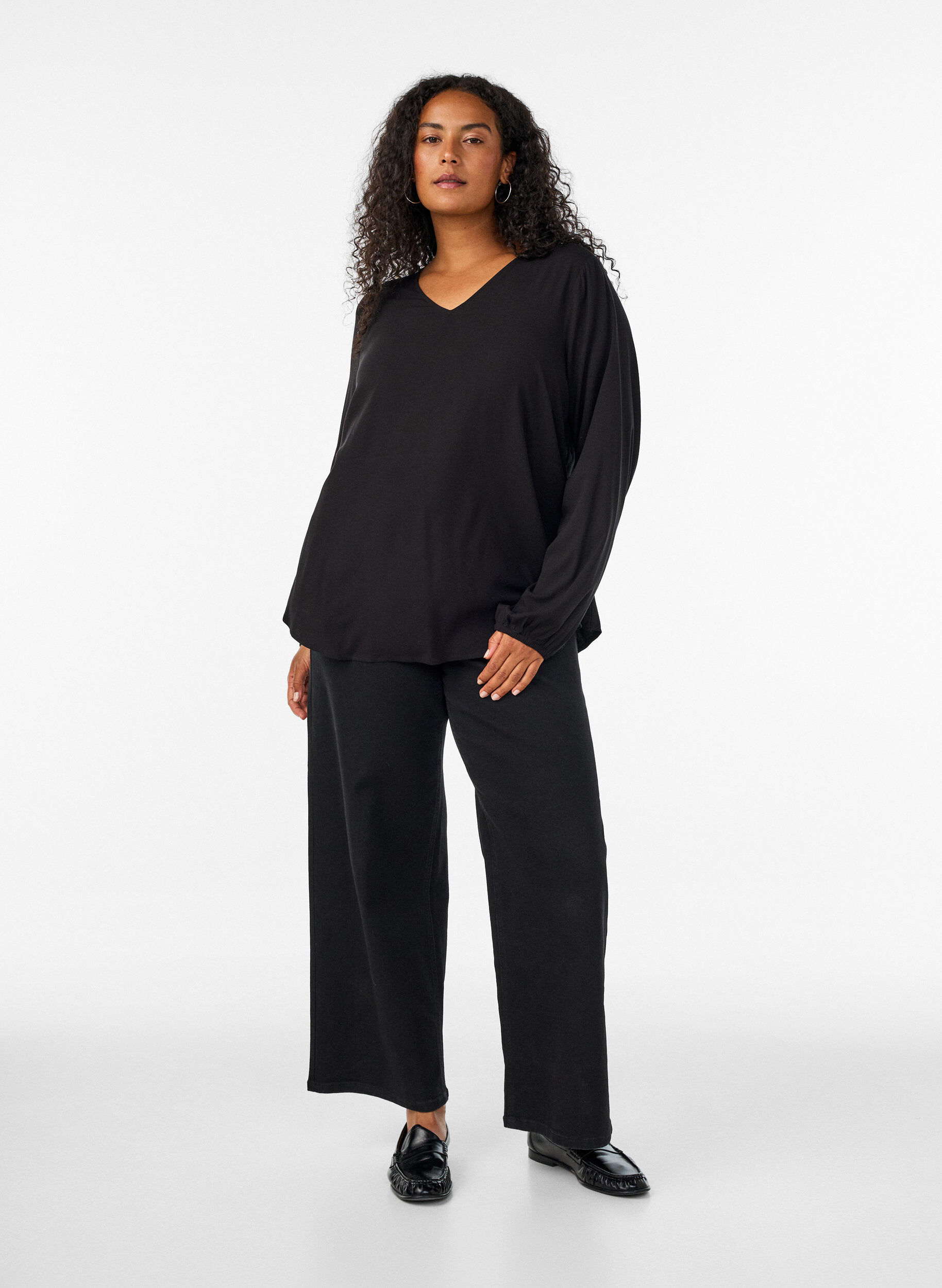 ZizziBlus i viskos med v-ringning och l&aring;nga &auml;rmar, Svart, Model image number 1