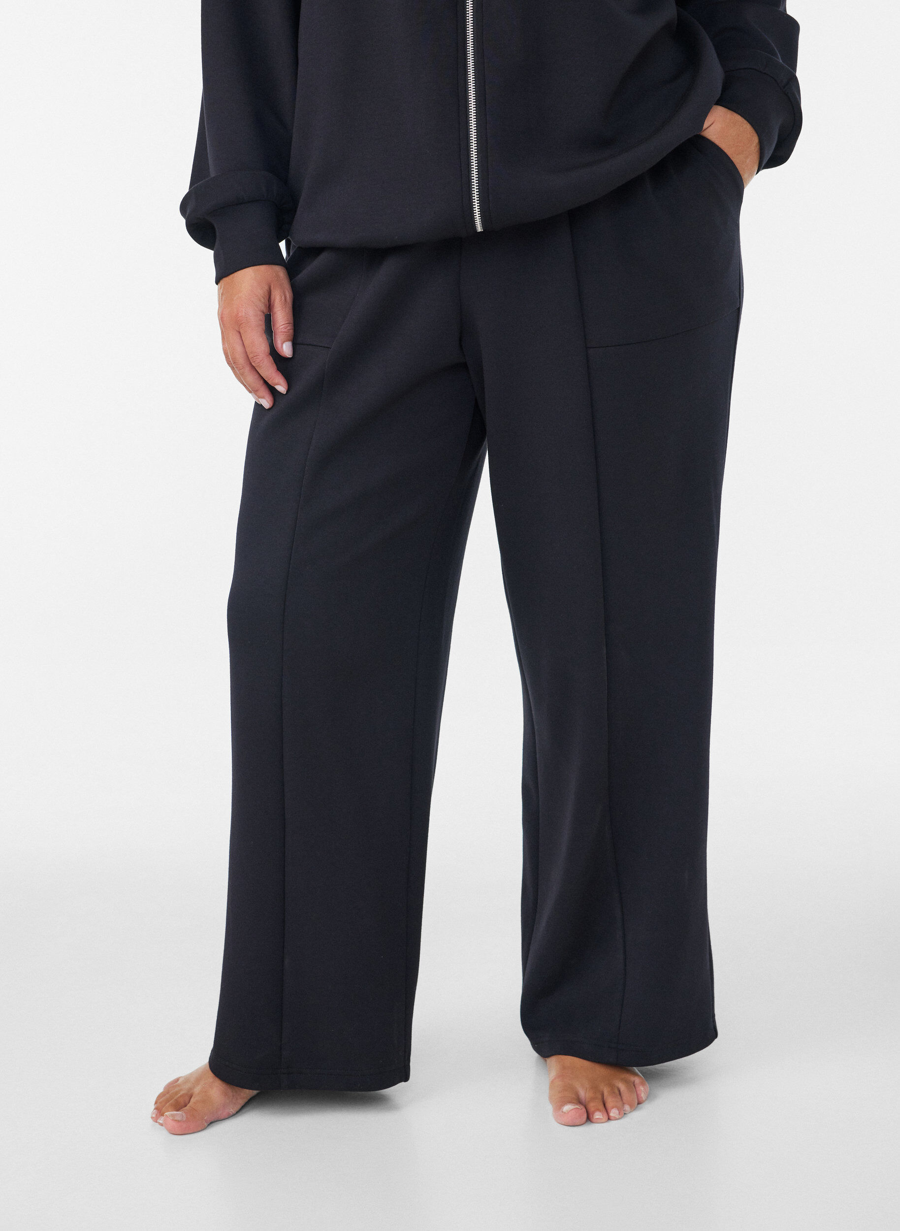 ZizziL&ouml;sa jerseybyxor med h&ouml;g midja och fickor, Svart, Model image number 2
