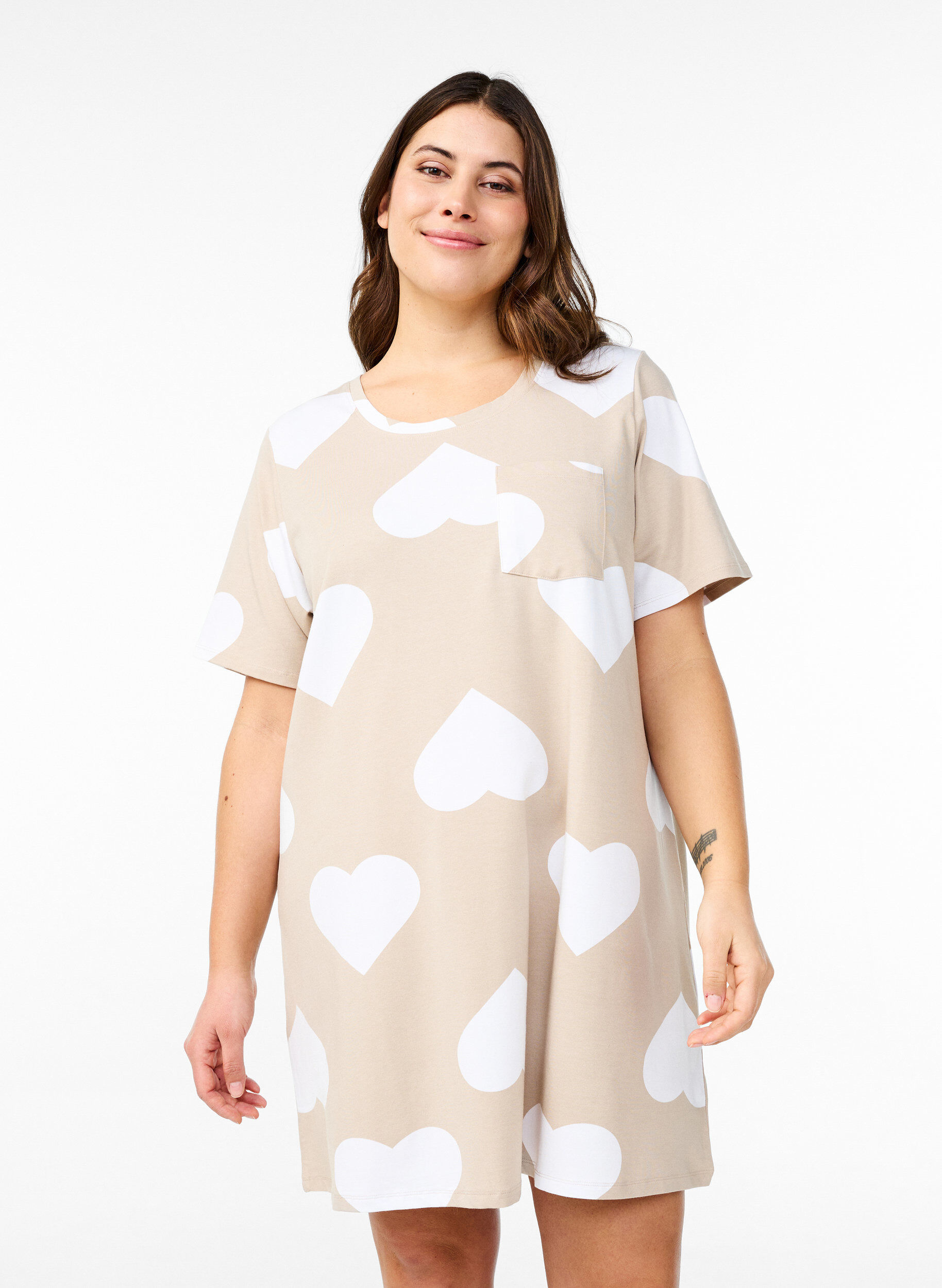 Zizzi L&aring;ng natt-t-shirt i modalblandning med hj&auml;rtan, Beige, Model image number 0