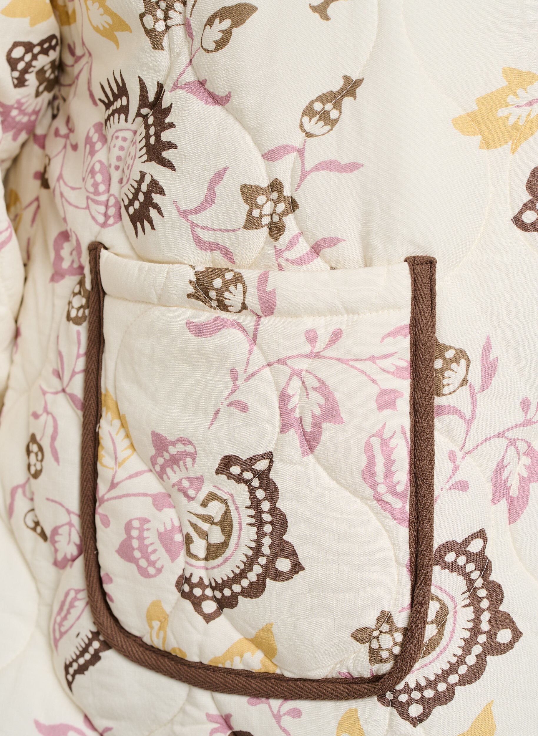 Zizzi Quiltad jacka med knappar och blommigt m&ouml;nster, Beige, Packshot image number 3