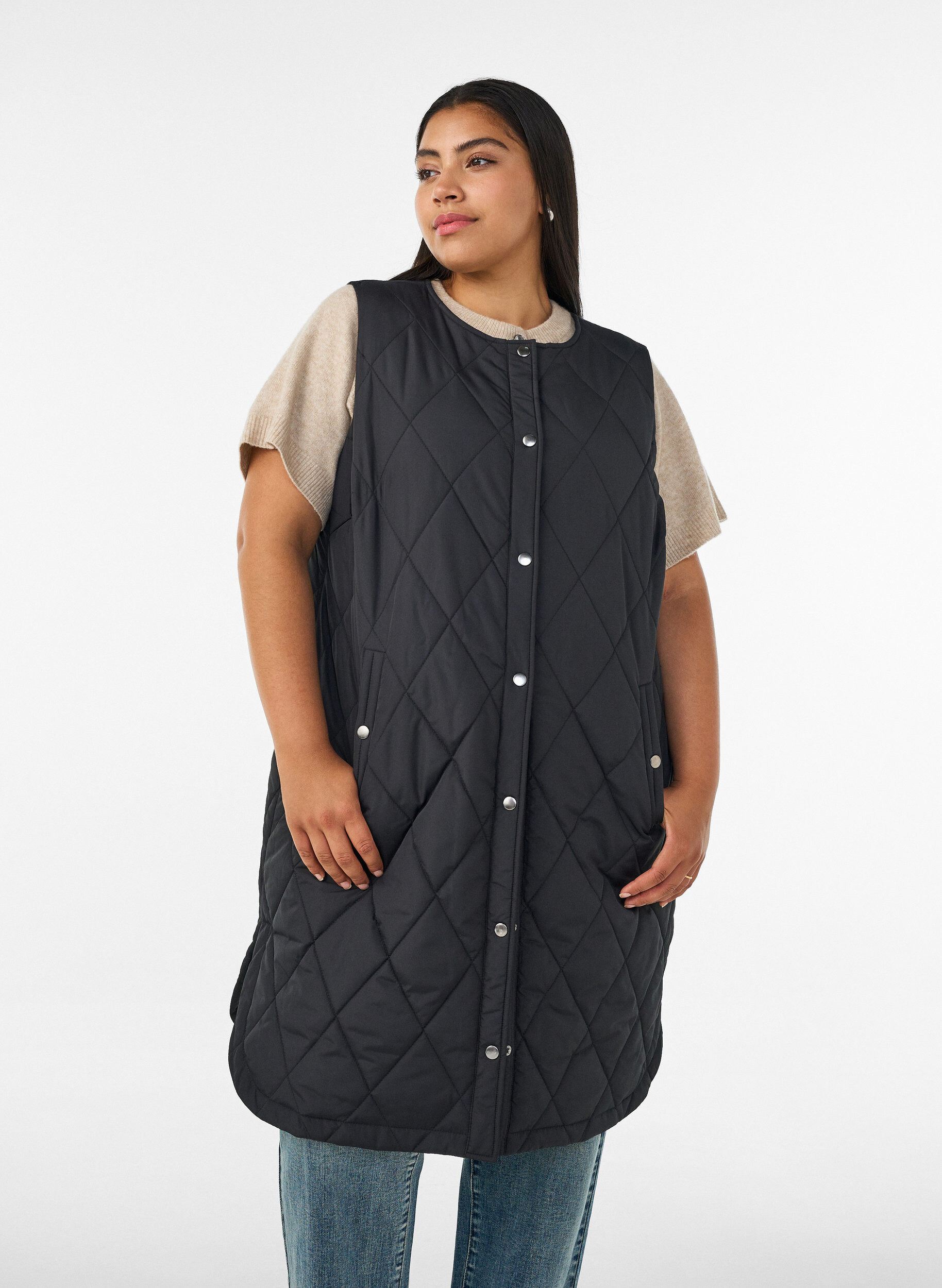 L&aring;ng quiltad v&auml;st med tryckknappar, Svart, Model