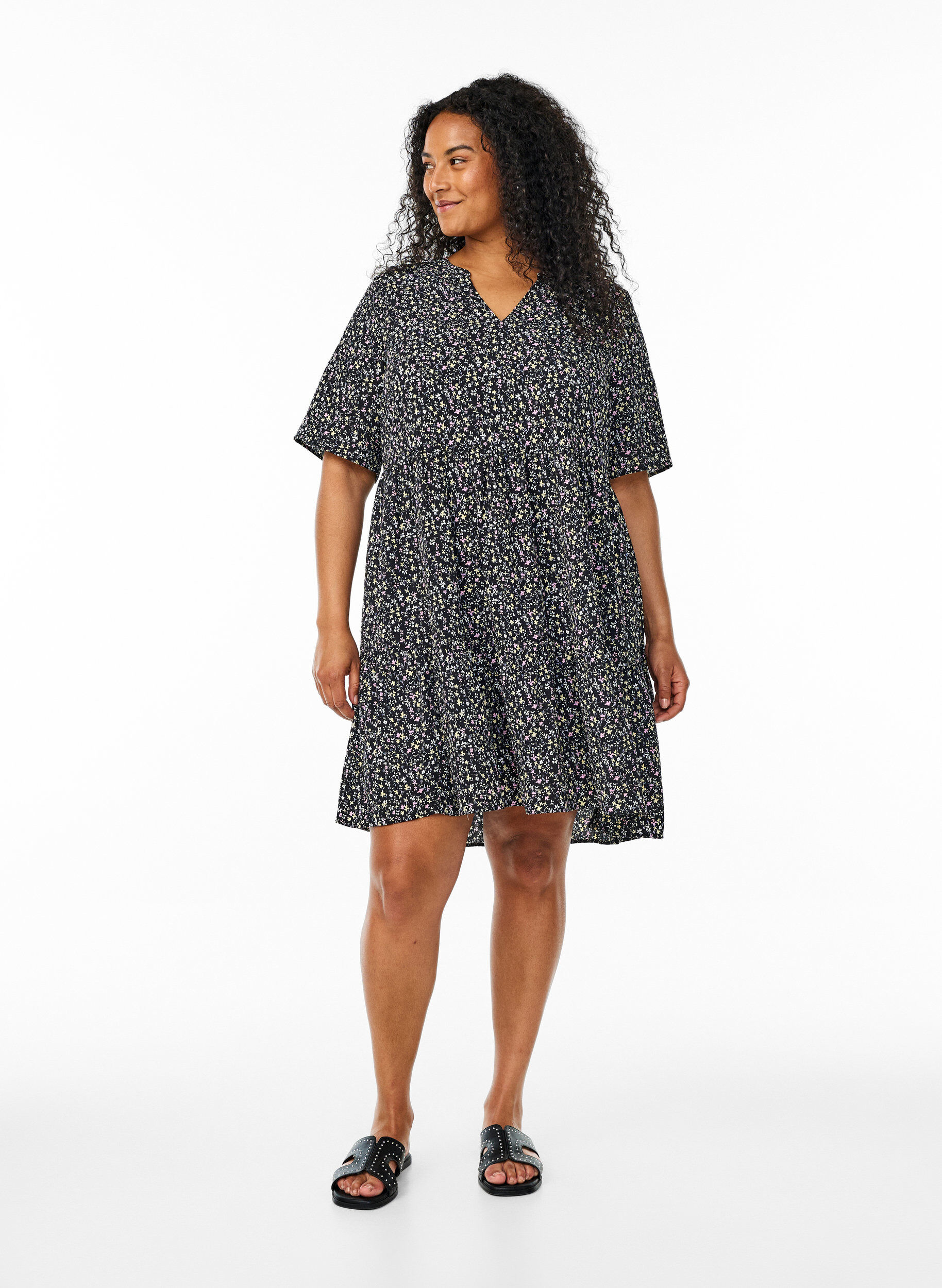 Zizzi Kort&auml;rmad kl&auml;nning med A-linje och sk&auml;rningar, Svart, Model image number 1