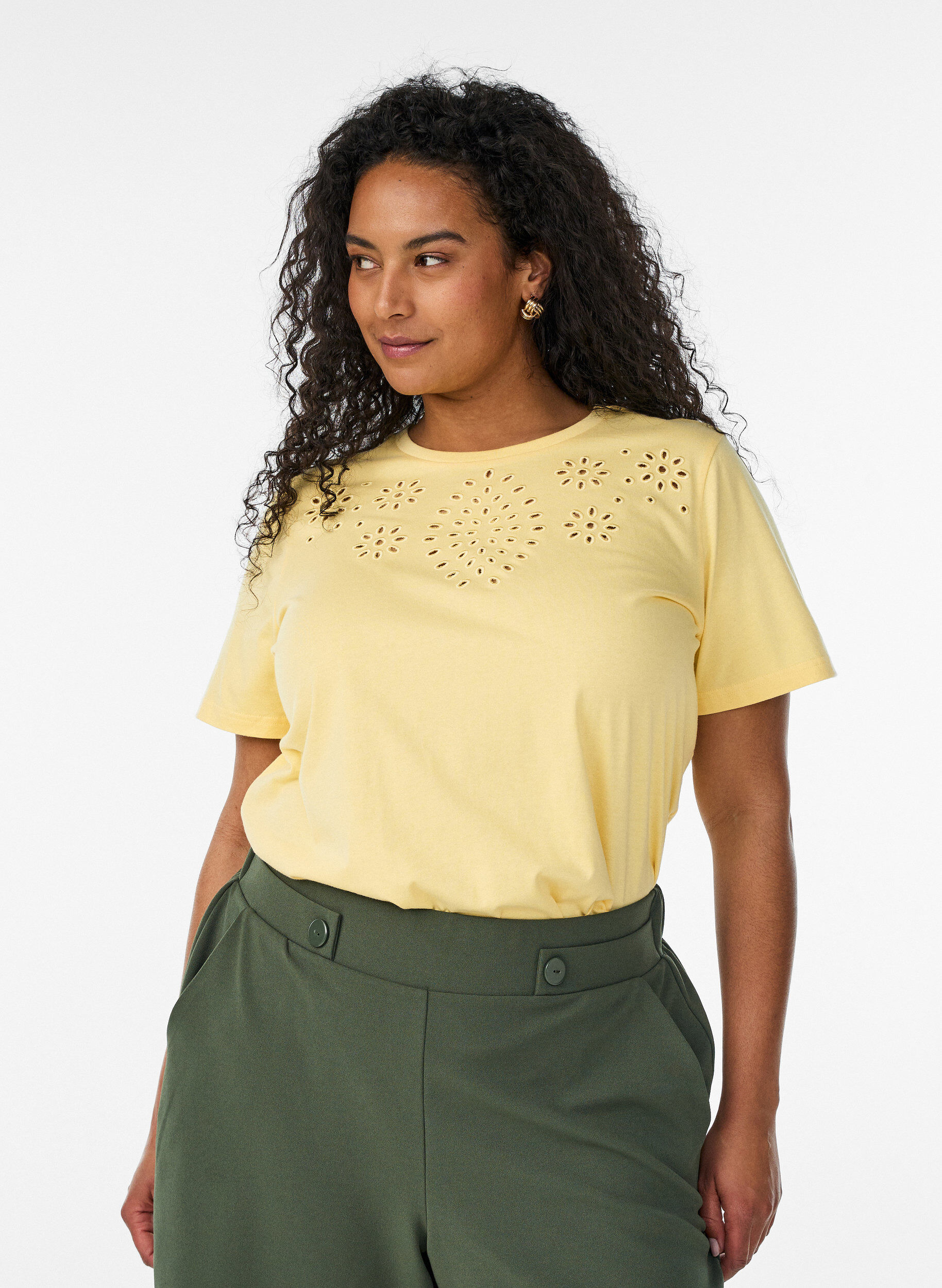 ZizziT-shirt i ekologisk bomull med h&aring;lbroderi, Gul, Model image number 0