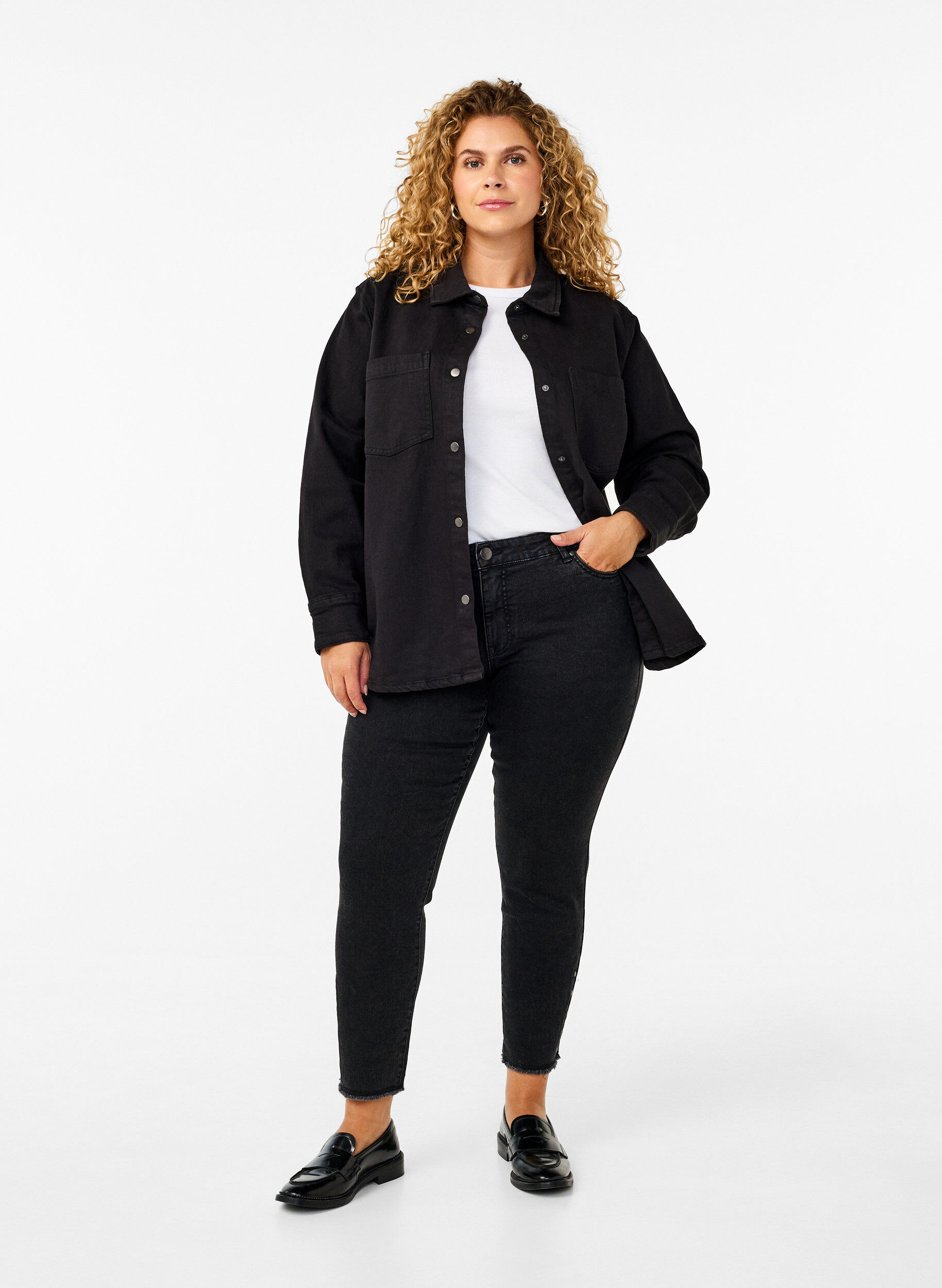 Zizzi Formklippta Emily jeans med fransig f&aring;ll, Dark Grey Denim, Model image number 0