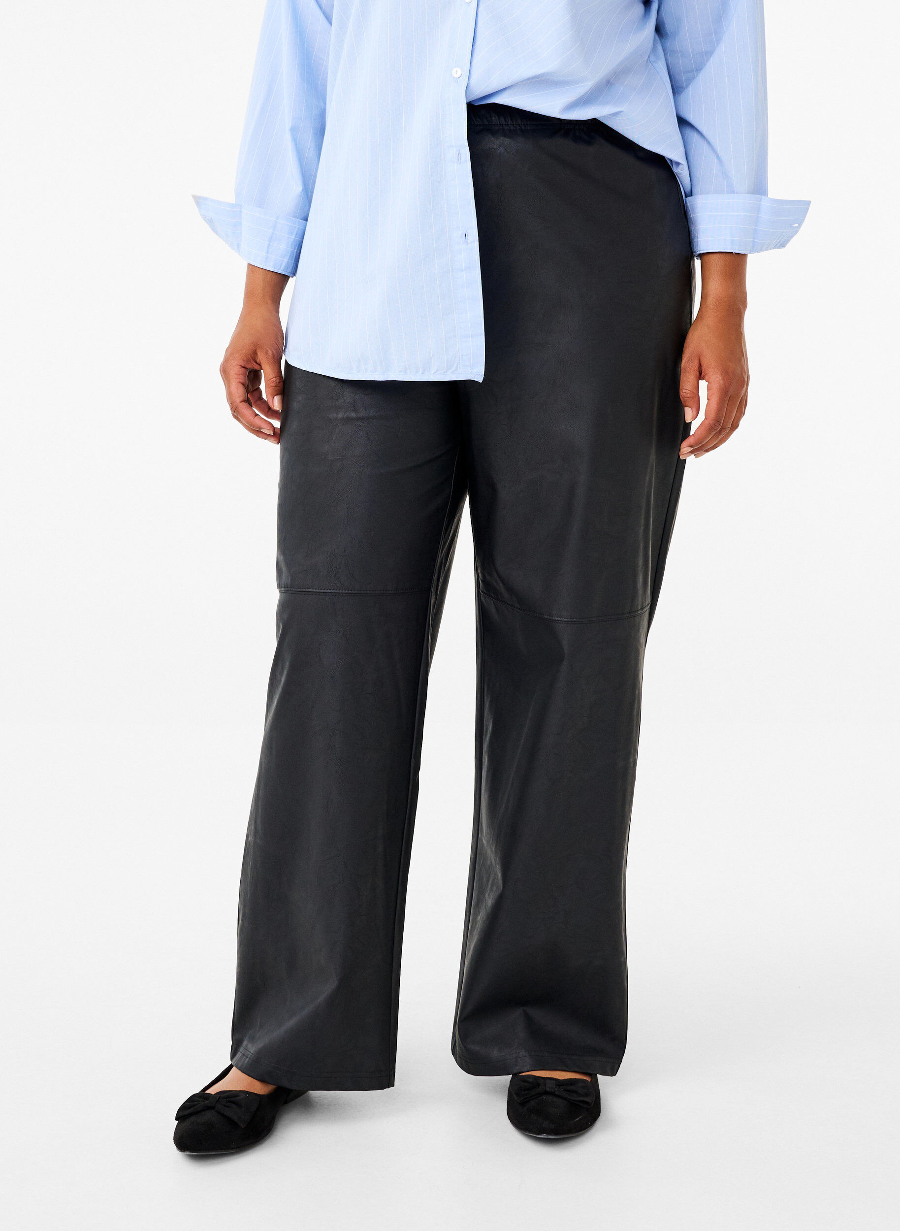 Zizzi L&ouml;s sittande byxor i l&auml;derimitation med res&aring;r i midjan, Black, Model image number 2