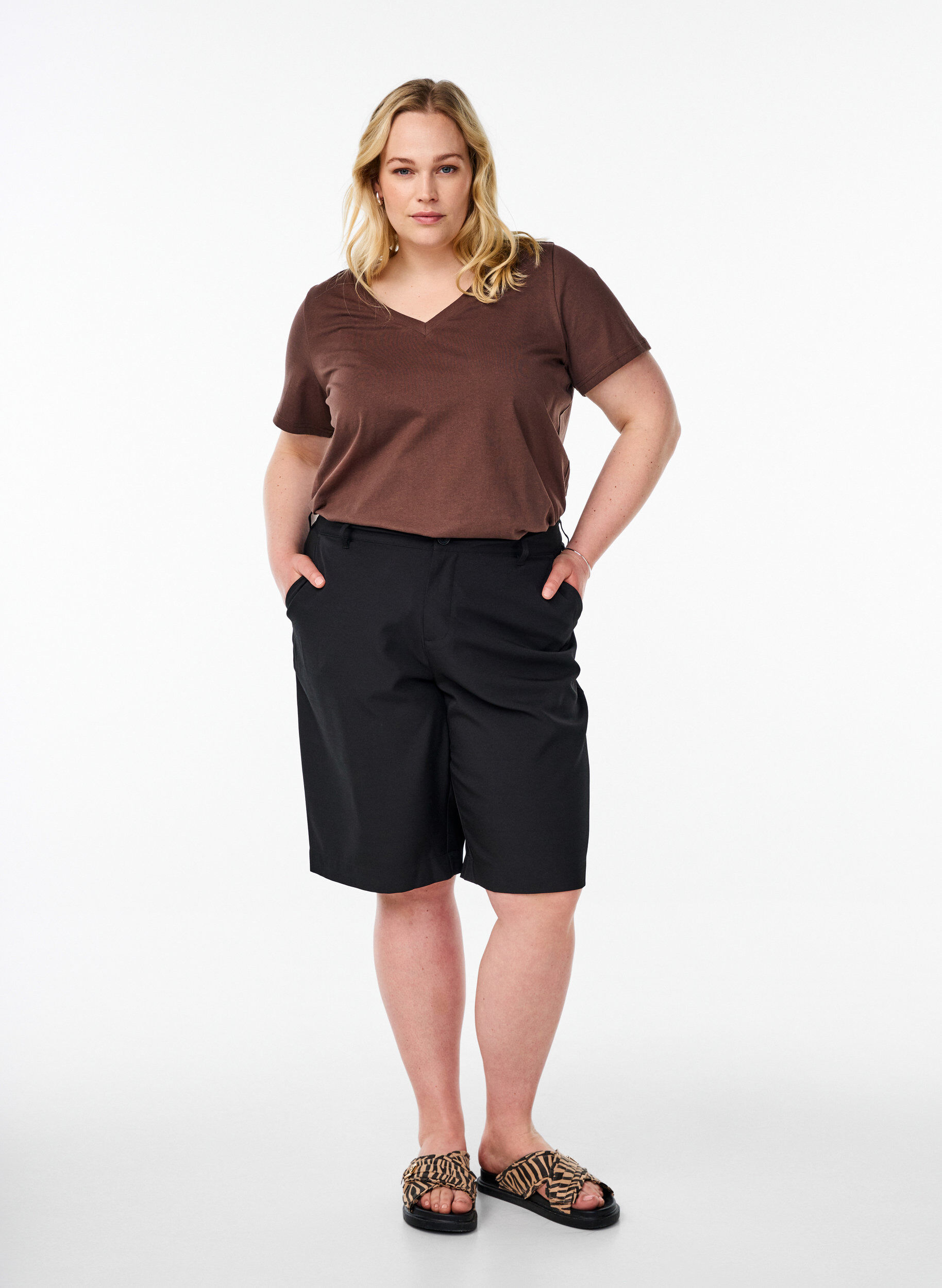 Zizzi Enkel T-shirt i bomull med v-ringning, Brun, Model image number 1