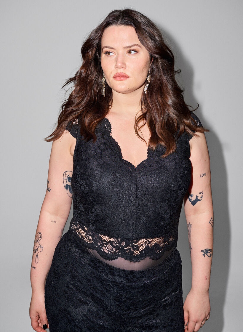 Kroppsstrumpa med spets och v-ringning, Black, Image image number 0