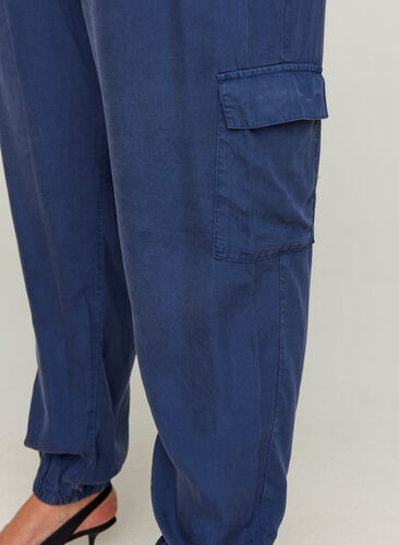 Byxor i lyocell med stora fickor, Dark Denim, Model image number 1