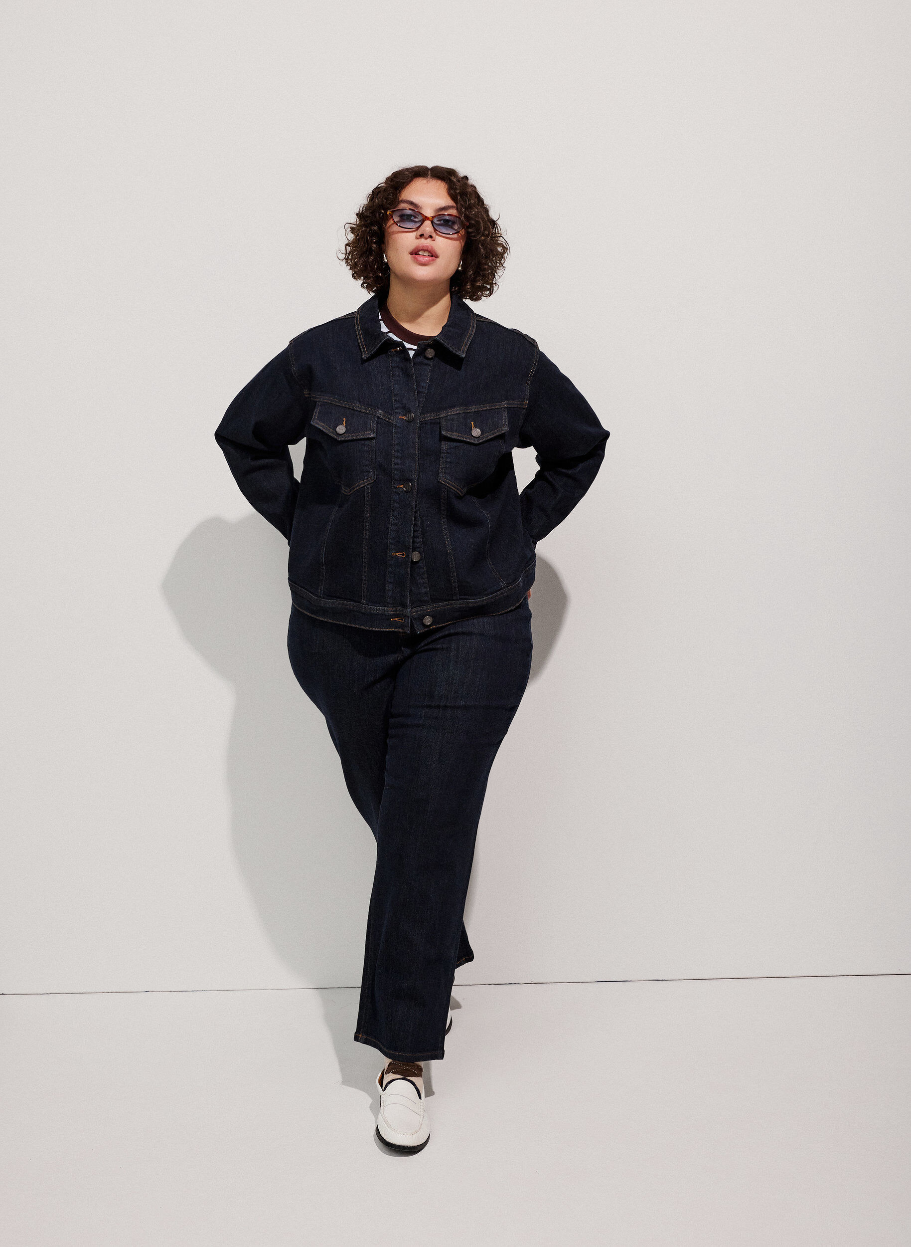 ZizziStraight fit Kiana jeans med h&ouml;g midja, Bl&aring;, Model image number 1