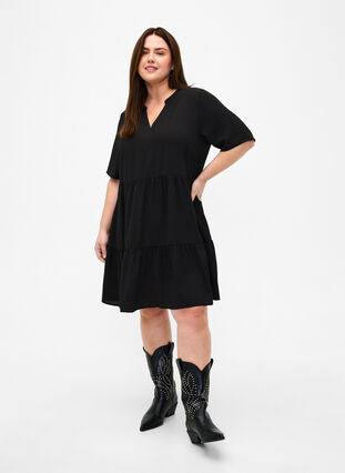 Kortärmad klänning med A-linje och skärningar, Black, Model image number 2
