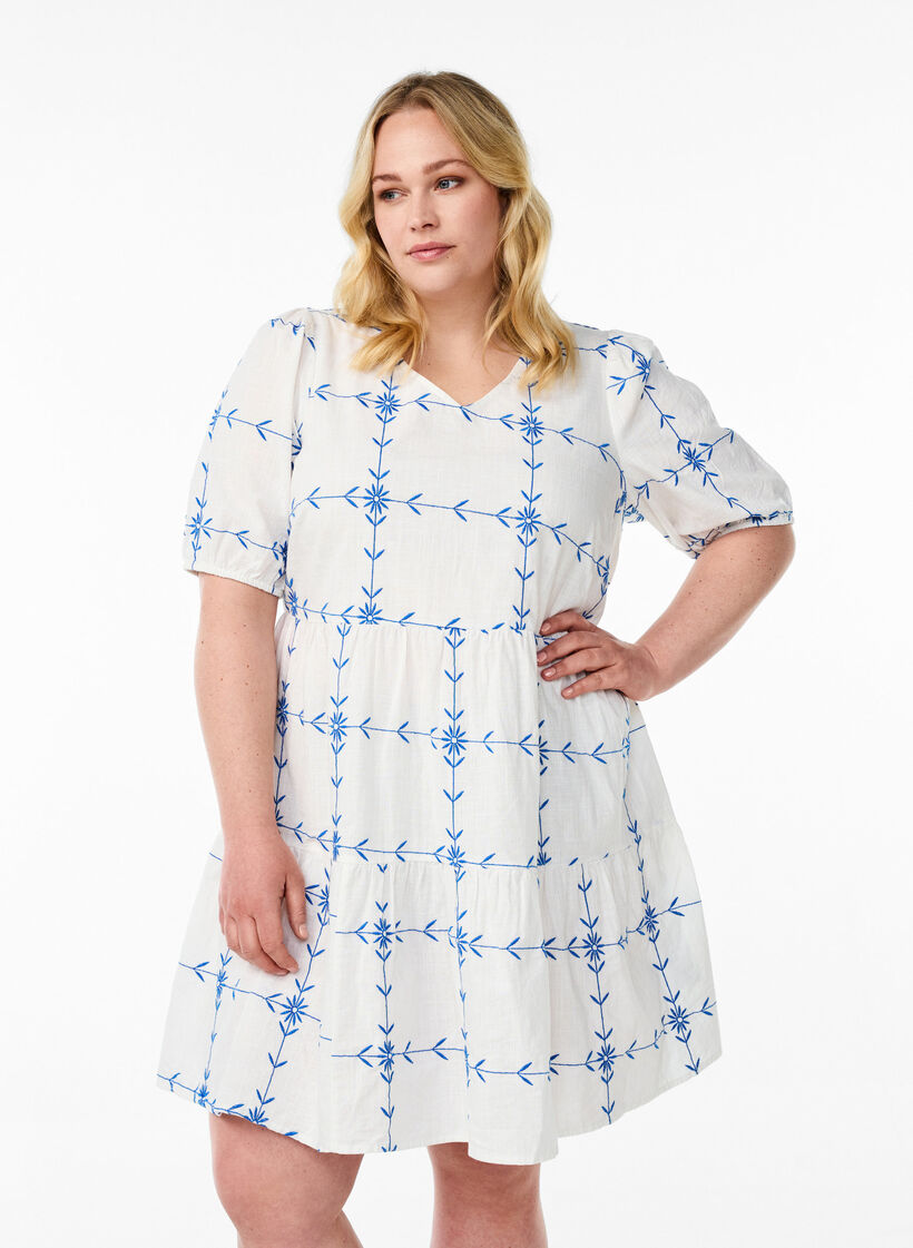 Kort klänning med V-ringning och broderi, Vit, Model image number 0