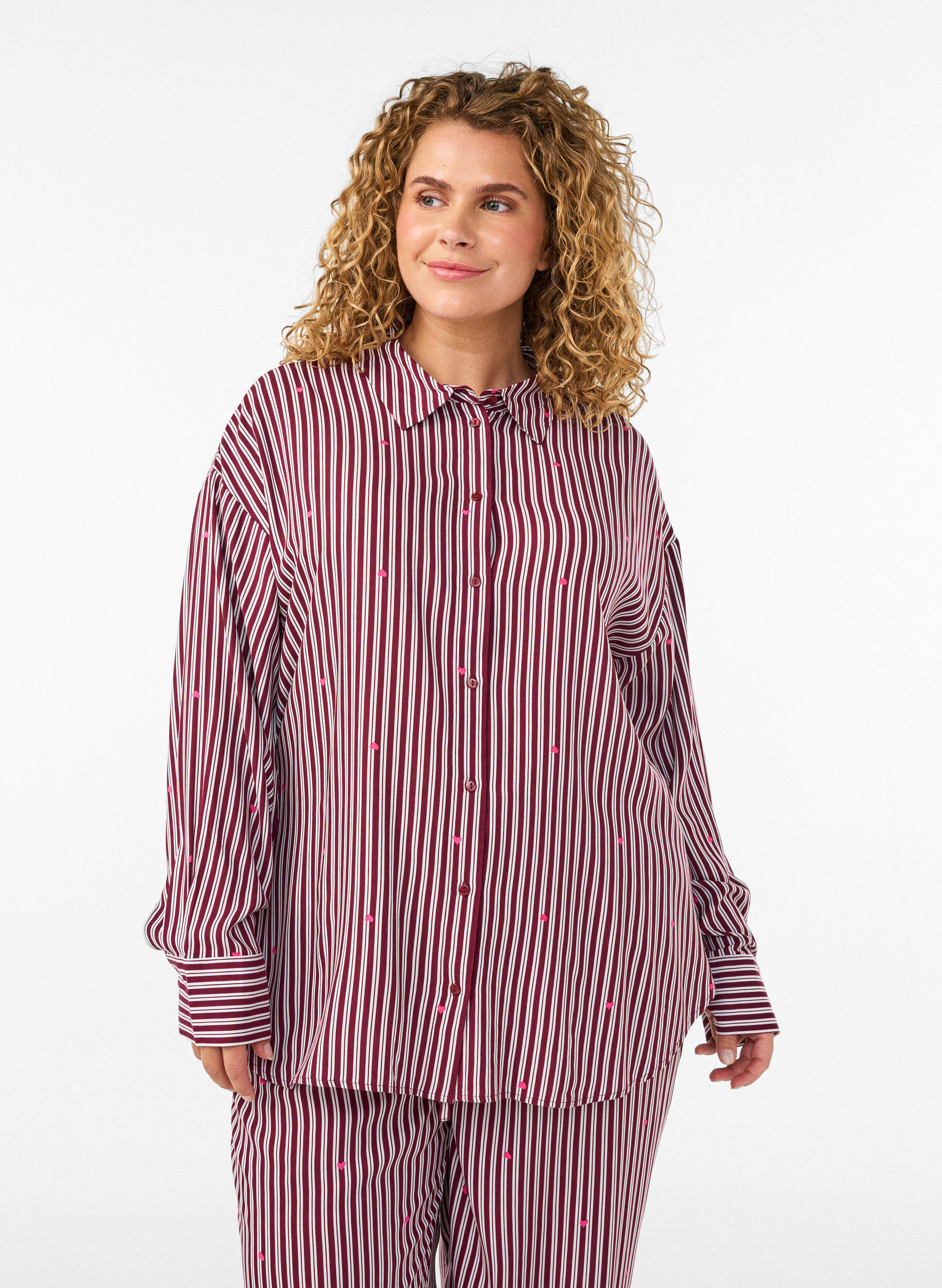 Nattlinne med r&auml;nder och hj&auml;rtan, M&ouml;rk Bordeaux, Model
